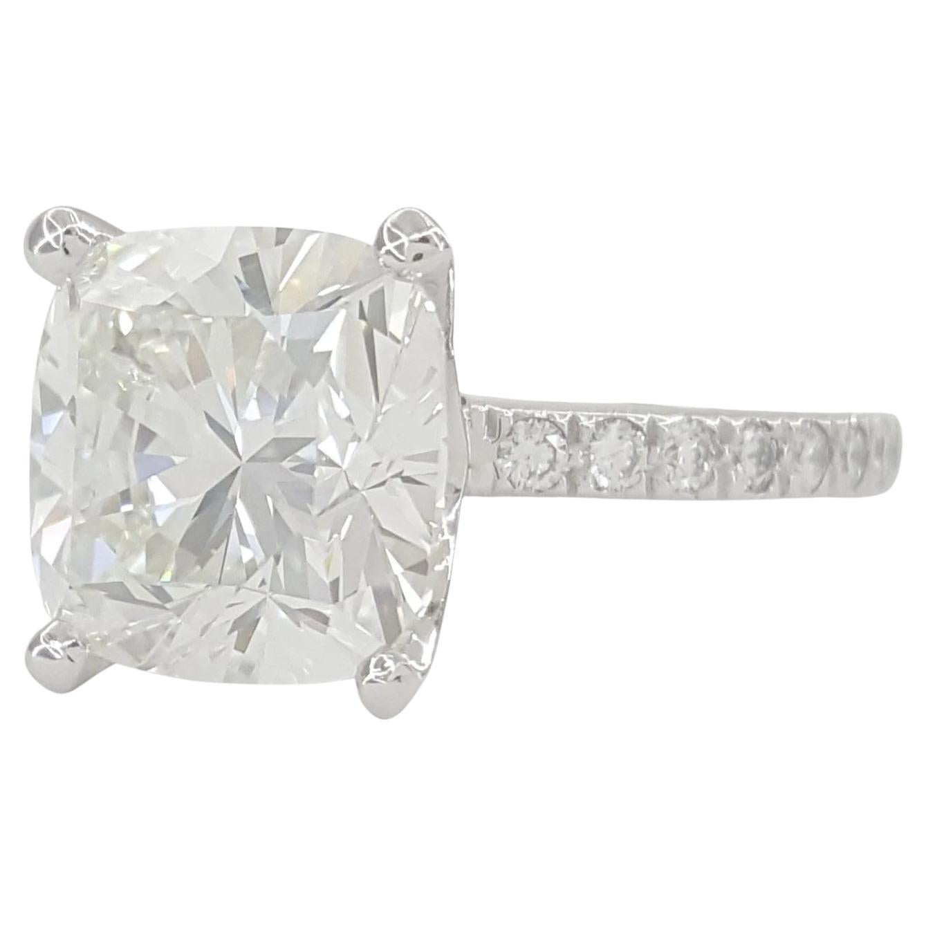 Exceptionnel Tiffany & Co. Bague de fiançailles Novo® en platine 3.18 ct diamant taille coussin

Exemple exquis du savoir-faire emblématique de Tiffany & Co., cette authentique bague de fiançailles Novo® met en valeur un magnifique diamant naturel