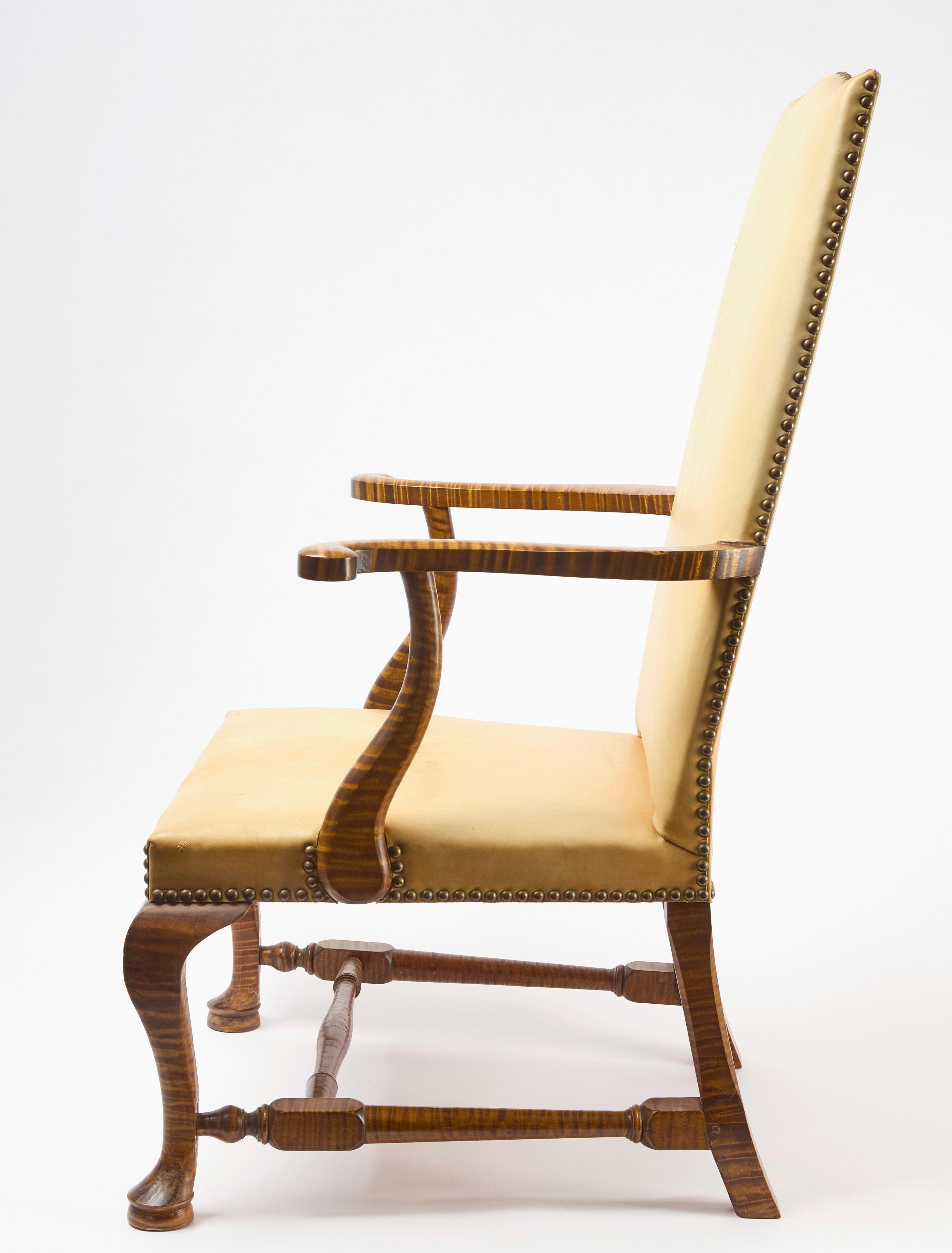 Sillón estilo Reina Ana de arce tigre verdaderamente excepcional, hecho a mano. Bonita tapicería de cuero. Firmado por el artesano, Brien Pierce y fechado en abril de 1985