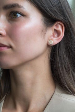 Orecchini a perno in oro giallo 18 carati con diamante colorato VS1-VS/RW, taglio a cuscino da 0,50 carati