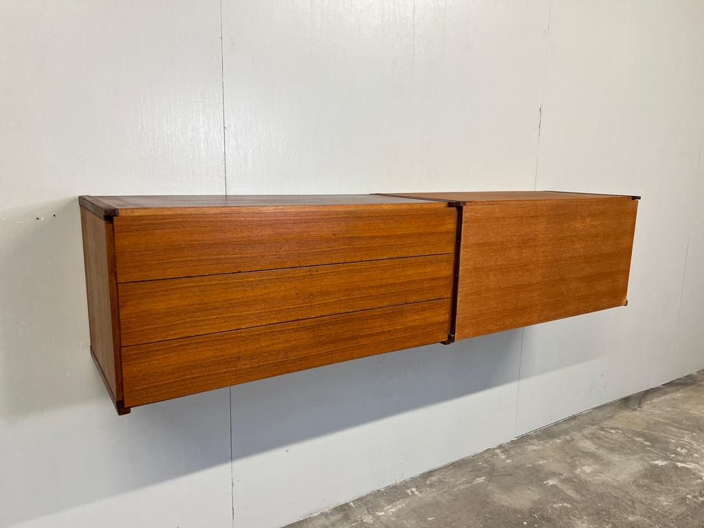 Ce buffet de très grande taille, totalement suspendu, est très recherché et très minimaliste. La hauteur peut être ajustée selon les besoins, il est très facile à fixer au mur (avec des supports muraux en métal ou en bois qui sont tous inclus !).