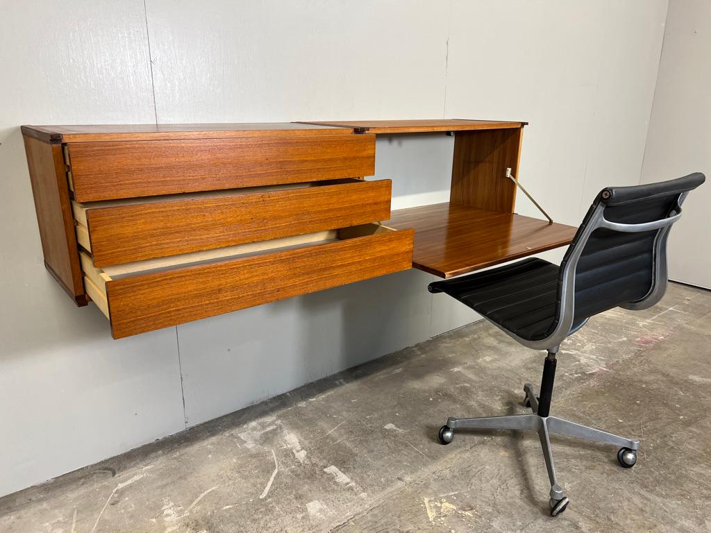 20ième siècle Exceptionnelle crédence rétro en teck à façade libre de 1960  bureau à domicile en vente