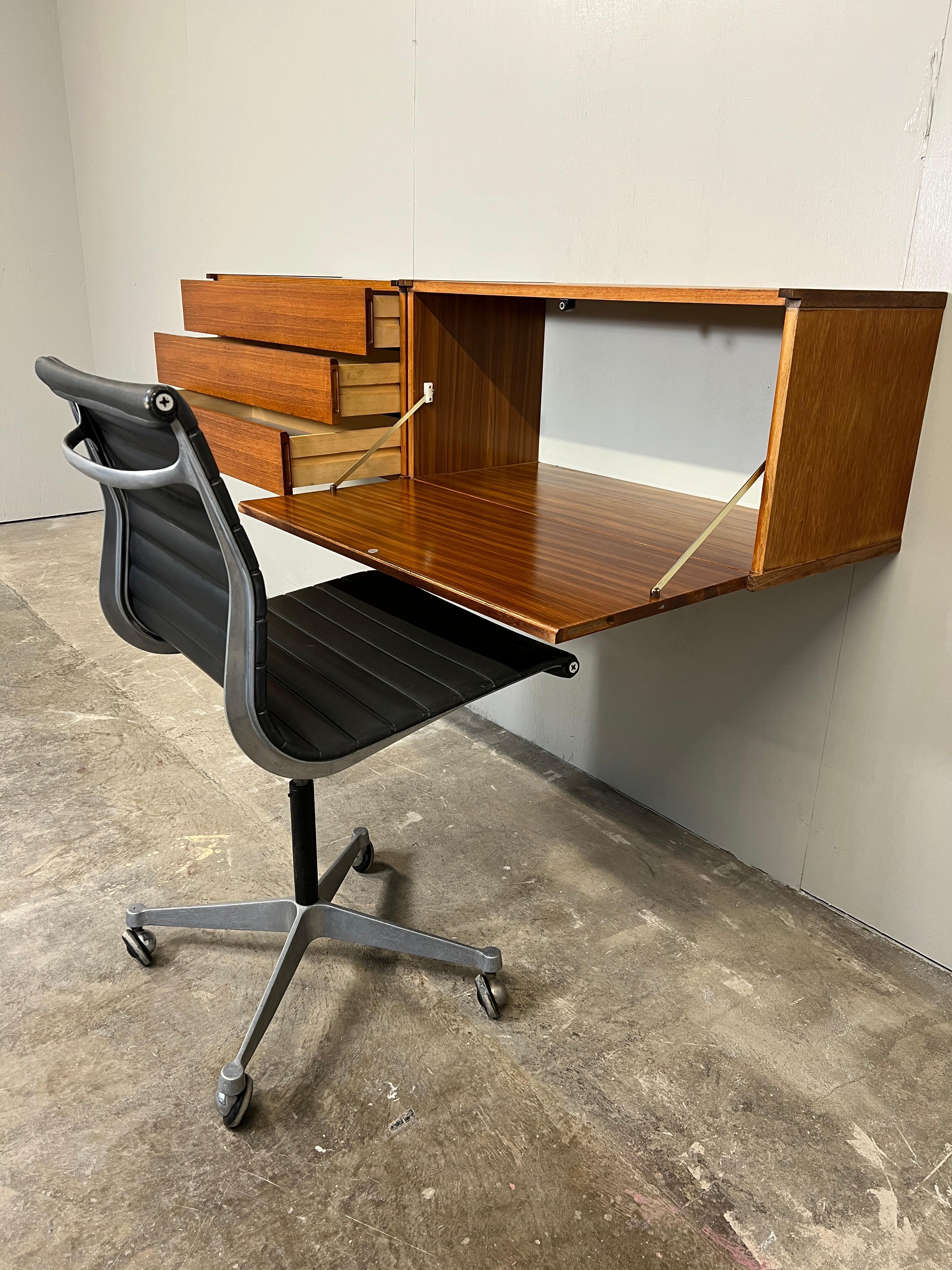 Teck Exceptionnelle crédence rétro en teck à façade libre de 1960  bureau à domicile en vente