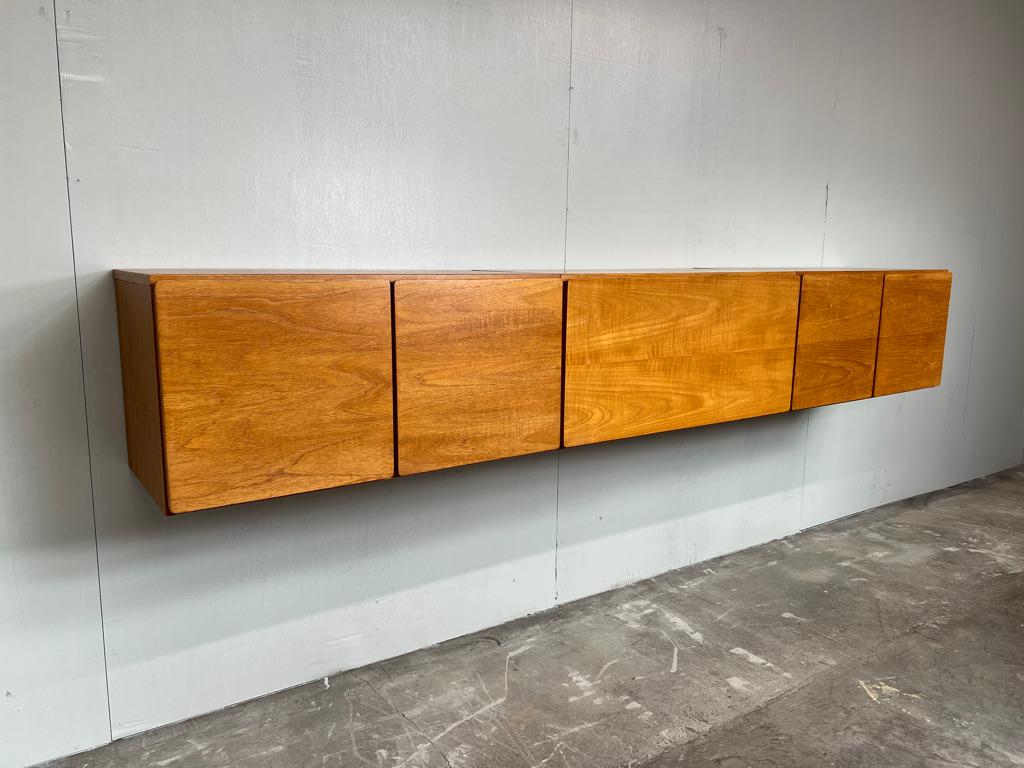 Ce buffet de très grande taille, totalement suspendu, est très recherché et très minimaliste. La hauteur peut être ajustée selon les besoins, il est très facile à fixer au mur (avec des supports muraux en métal ou en bois qui sont tous inclus !).