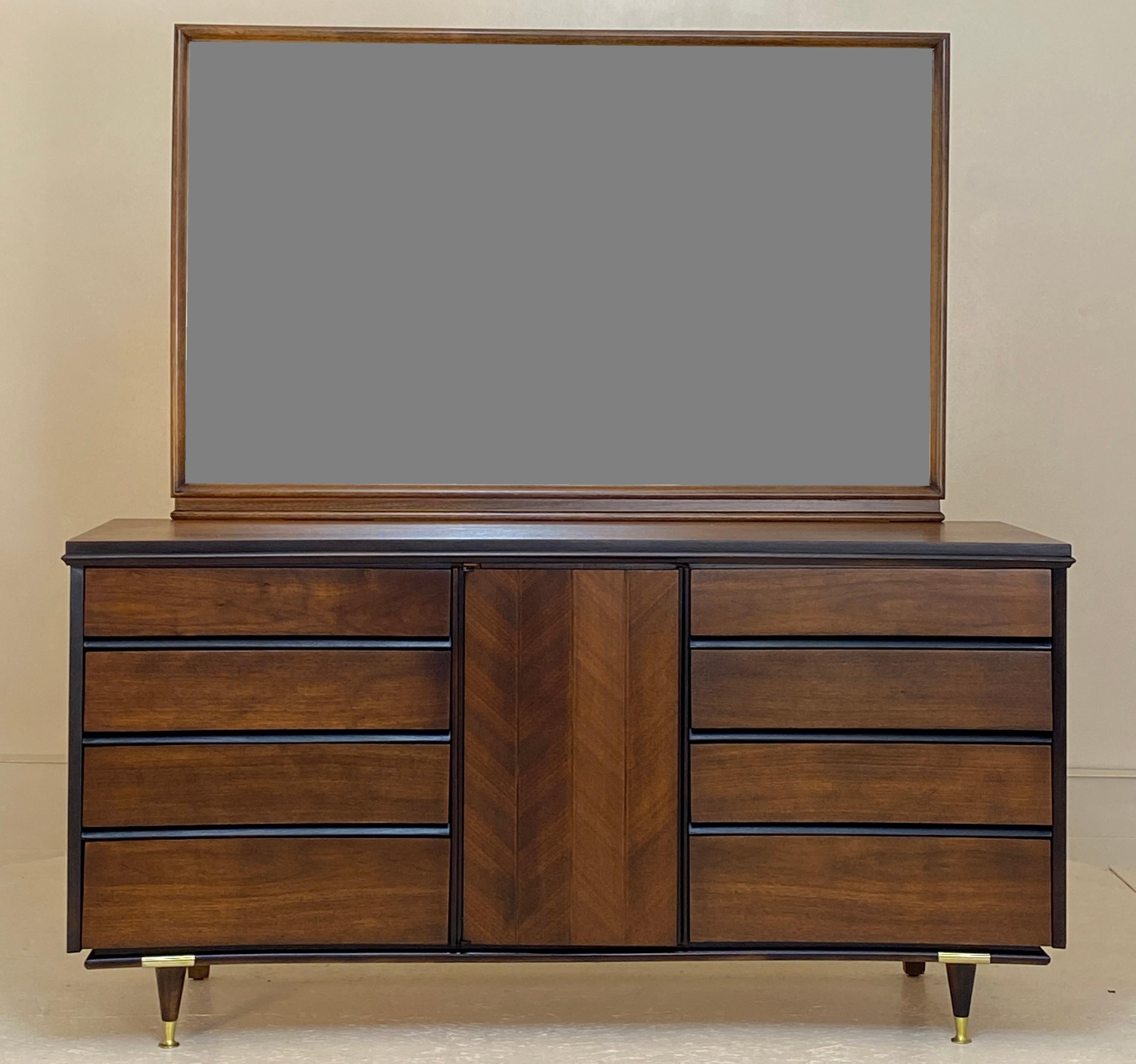 Exceptional Triple Dresser and Mirror by Unagusta For Sale 6