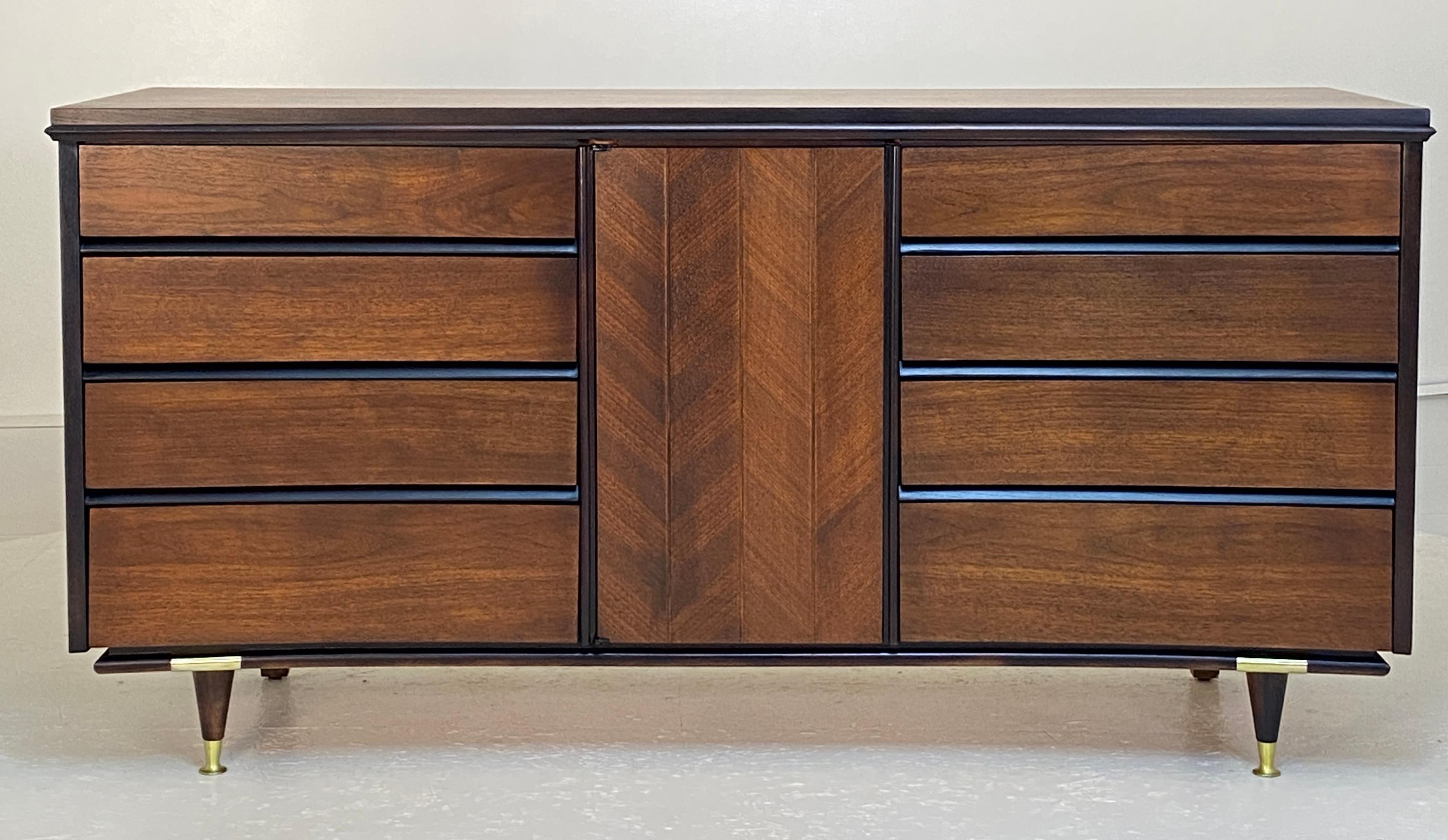 Exceptional Triple Dresser and Mirror by Unagusta For Sale 9