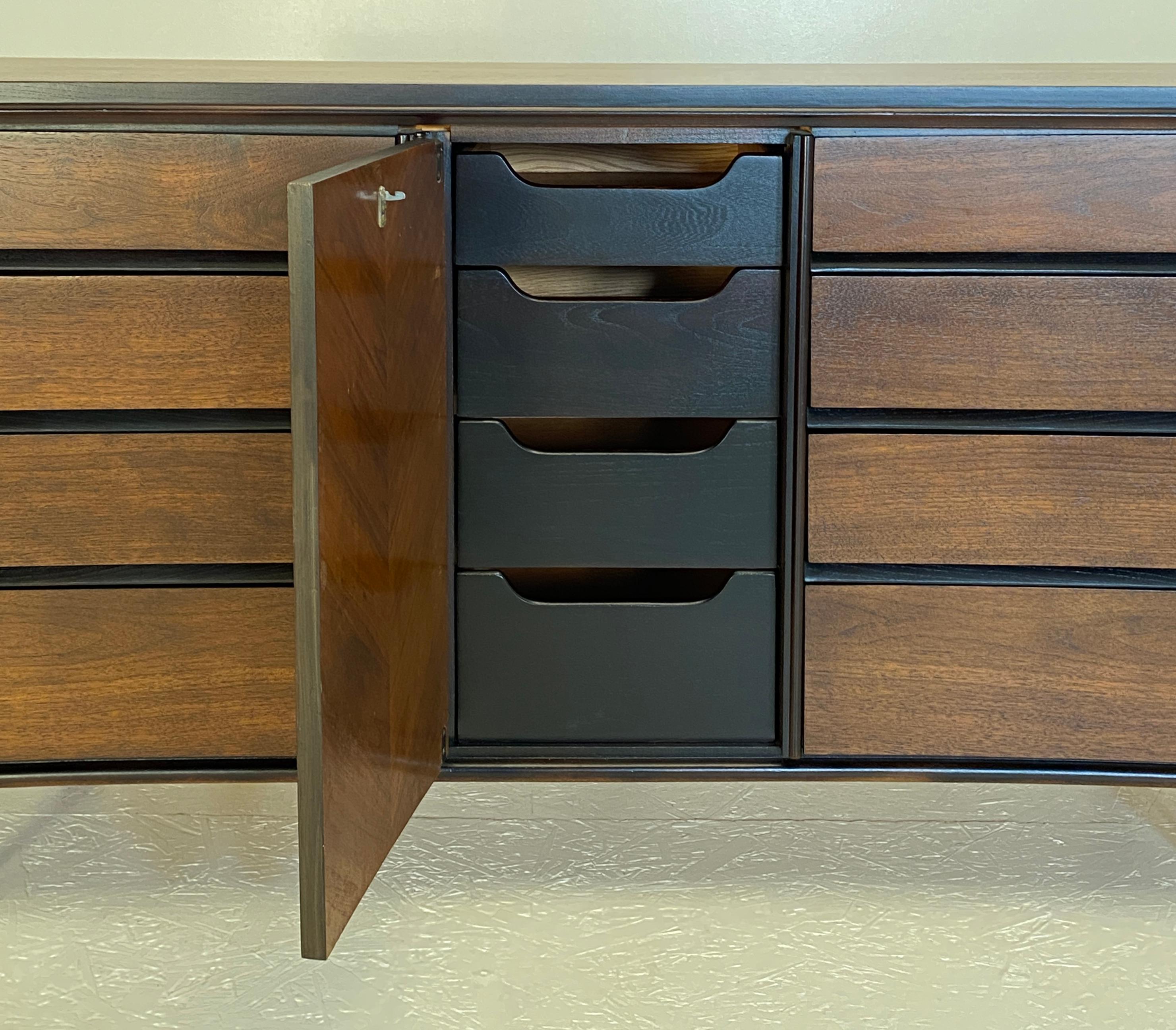 Mid-Century Modern Exceptional Triple Dresser and Mirror by Unagusta For Sale
