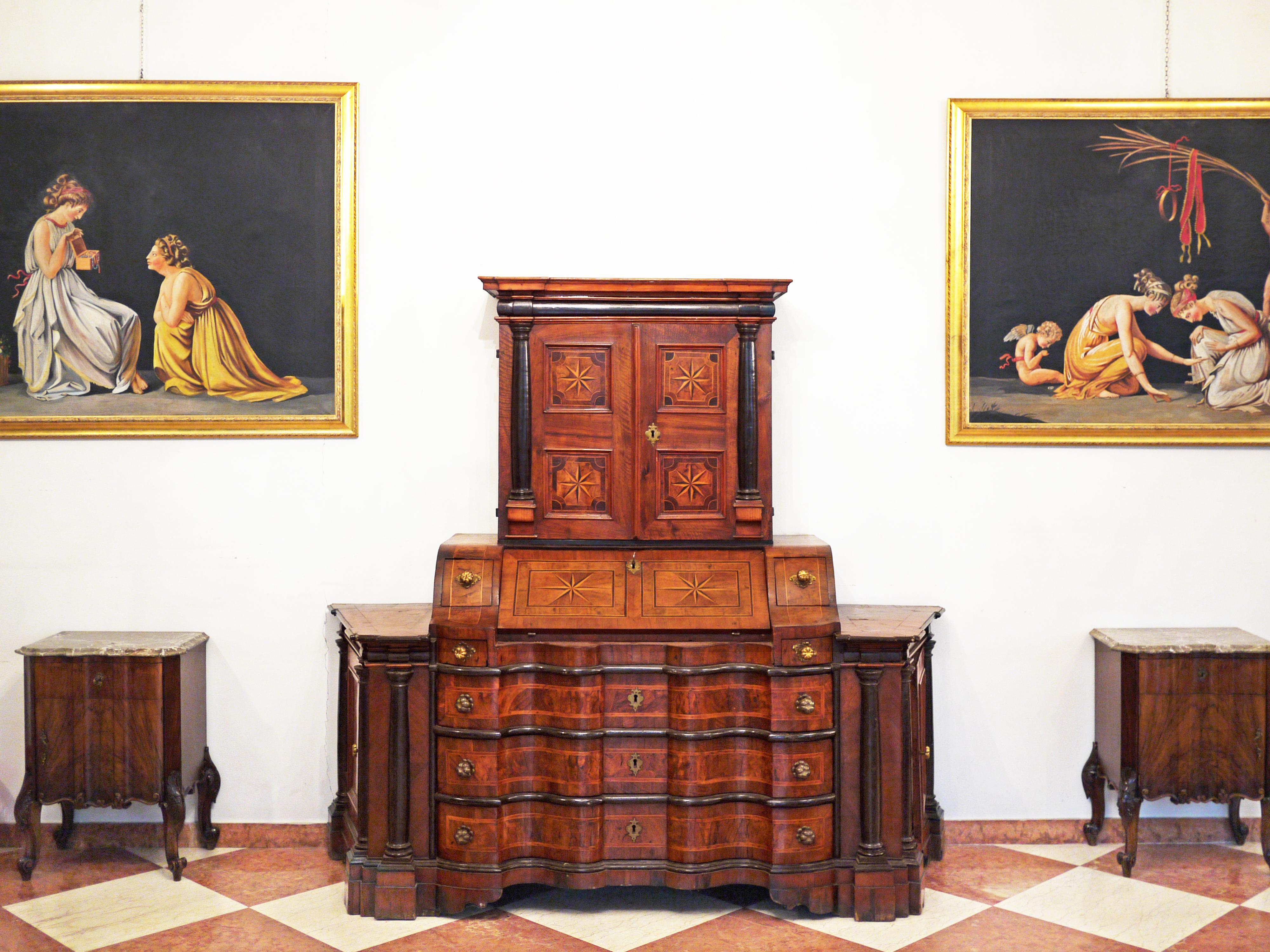 Exceptional trumeau with chest of drawers, flap, shelf and side cupboards.
Richly equipped with drawers, doors, compartments and secrets.

The chest of drawers is characterized by a pronounced shape and is flanked by unusual as well as rare