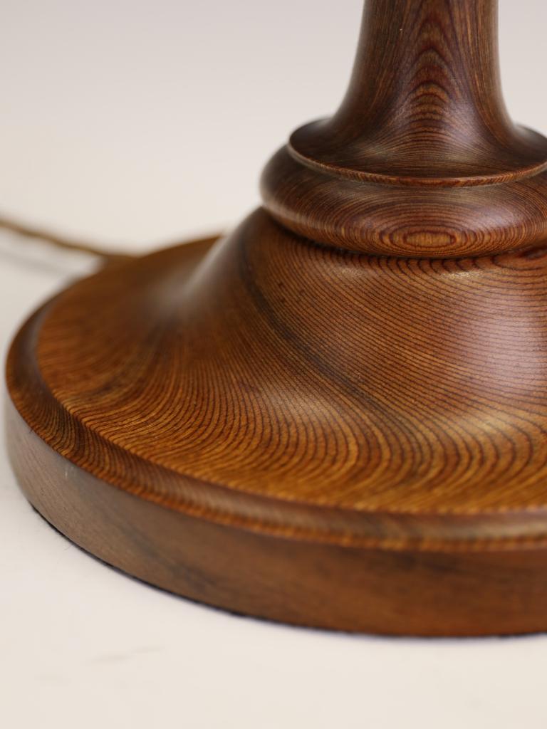 Exceptionnelle lampe de table en noyer tourné, Angleterre, milieu du XXe siècle en vente 4