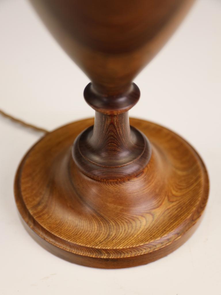 Exceptionnelle lampe de table en noyer tourné, Angleterre, milieu du XXe siècle en vente 5