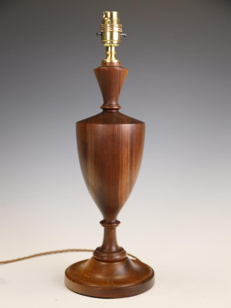 Exceptionnelle lampe de table en noyer tourné, Angleterre, milieu du XXe siècle en vente 6