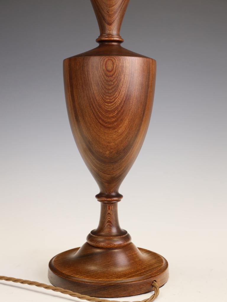 Exceptionnelle lampe de table en noyer tourné, Angleterre, milieu du XXe siècle en vente 7