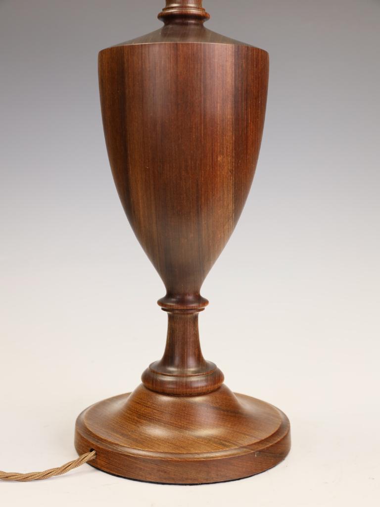 Exceptionnelle lampe de table en noyer tourné, Angleterre, milieu du XXe siècle en vente 8