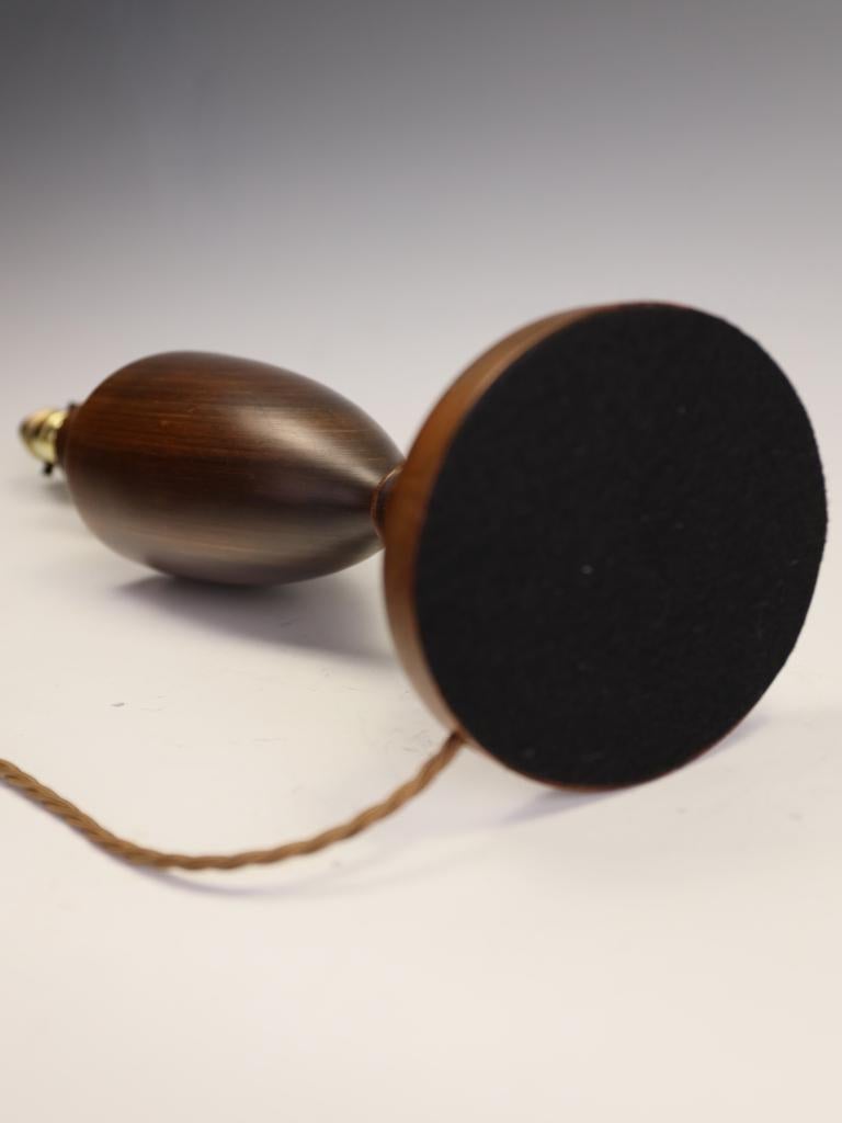 Exceptionnelle lampe de table en noyer tourné, Angleterre, milieu du XXe siècle en vente 11