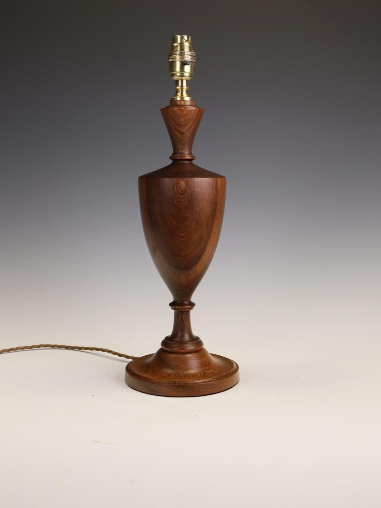 Exceptionnelle lampe de table en noyer tourné, Angleterre, milieu du XXe siècle
Superbe exemple de travail du bois qualifié, cette élégante lampe de table présente une forme épurée et classique caractéristique du design de haute qualité du milieu du
