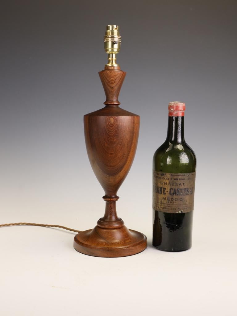 Britannique Exceptionnelle lampe de table en noyer tourné, Angleterre, milieu du XXe siècle en vente