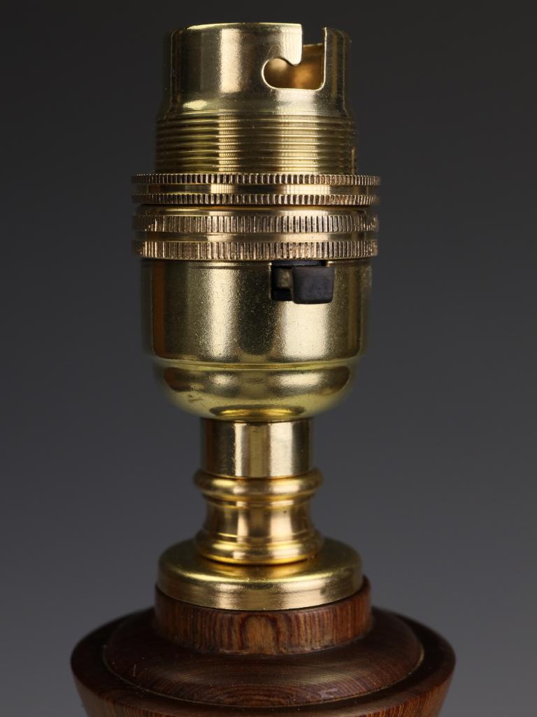 Exceptionnelle lampe de table en noyer tourné, Angleterre, milieu du XXe siècle Bon état - En vente à Lincoln, GB