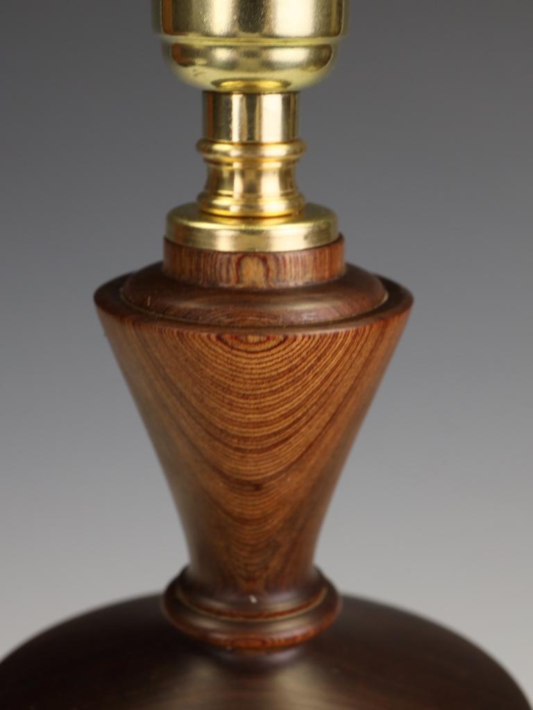 20ième siècle Exceptionnelle lampe de table en noyer tourné, Angleterre, milieu du XXe siècle en vente