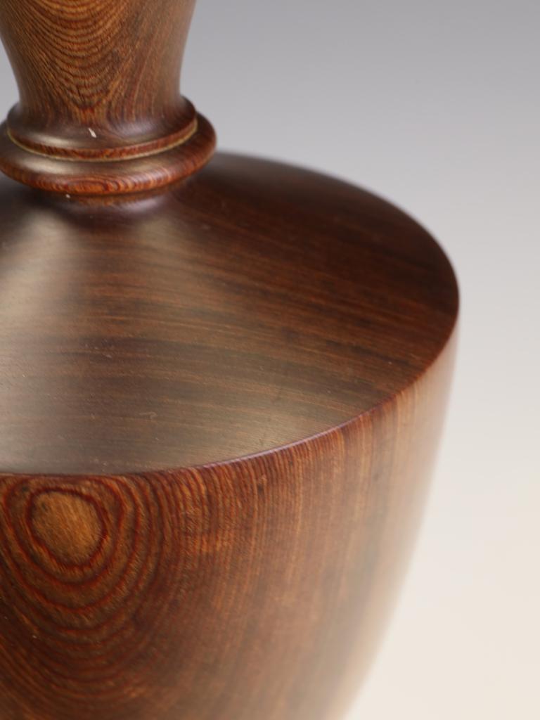 Noyer Exceptionnelle lampe de table en noyer tourné, Angleterre, milieu du XXe siècle en vente