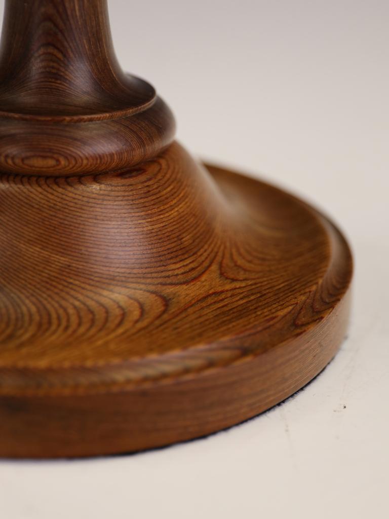 Exceptionnelle lampe de table en noyer tourné, Angleterre, milieu du XXe siècle en vente 3