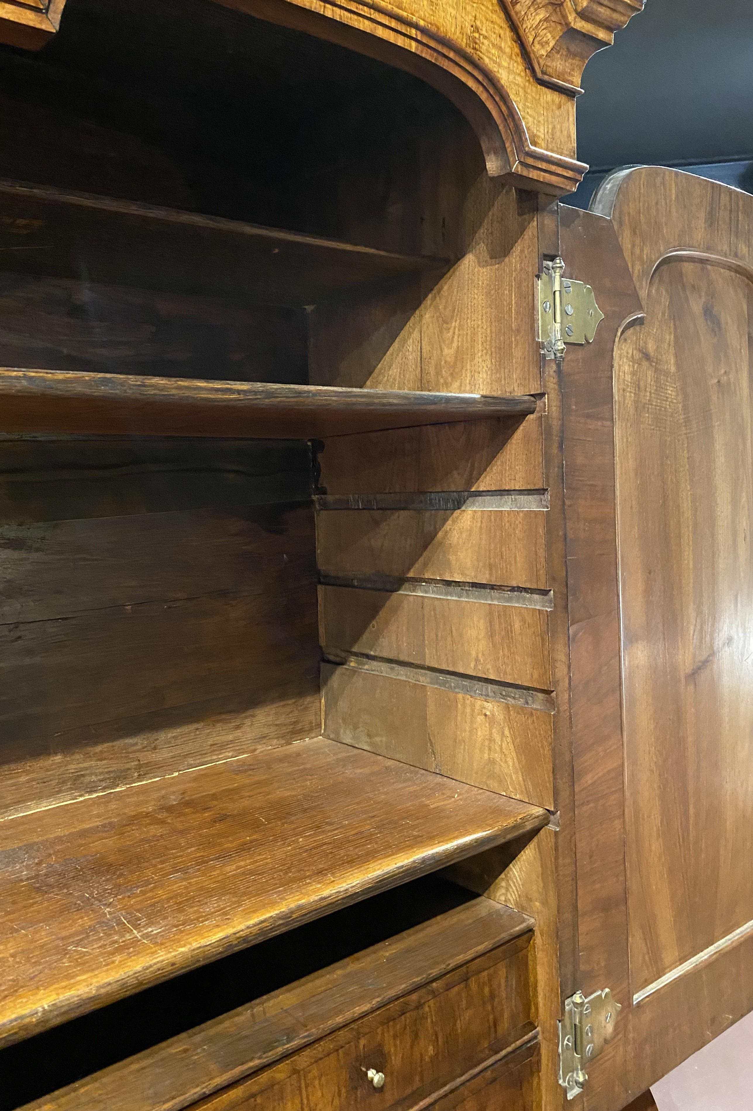 Excepcional escritorio secretario inglés Jorge I de dos partes en nogal siglo XVIII en venta