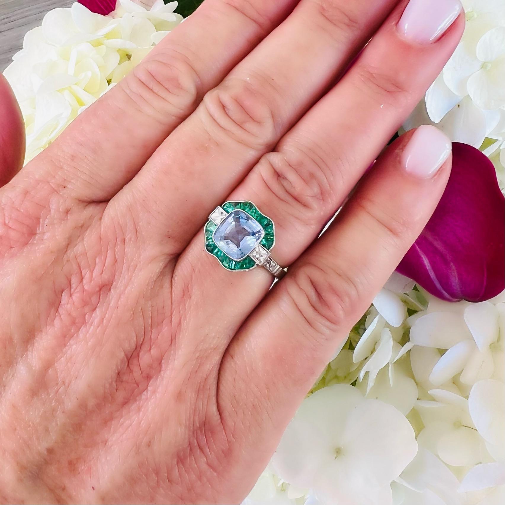 Hin und wieder stoßen wir auf einen Ring, der wirklich außergewöhnlich ist. Dies ist einer dieser Fälle. In der Mitte dieses Schmuckstücks befindet sich ein 2,35 Karat schwerer, nicht erhitzter, blauer Saphir im Kissenschliff, der in einem