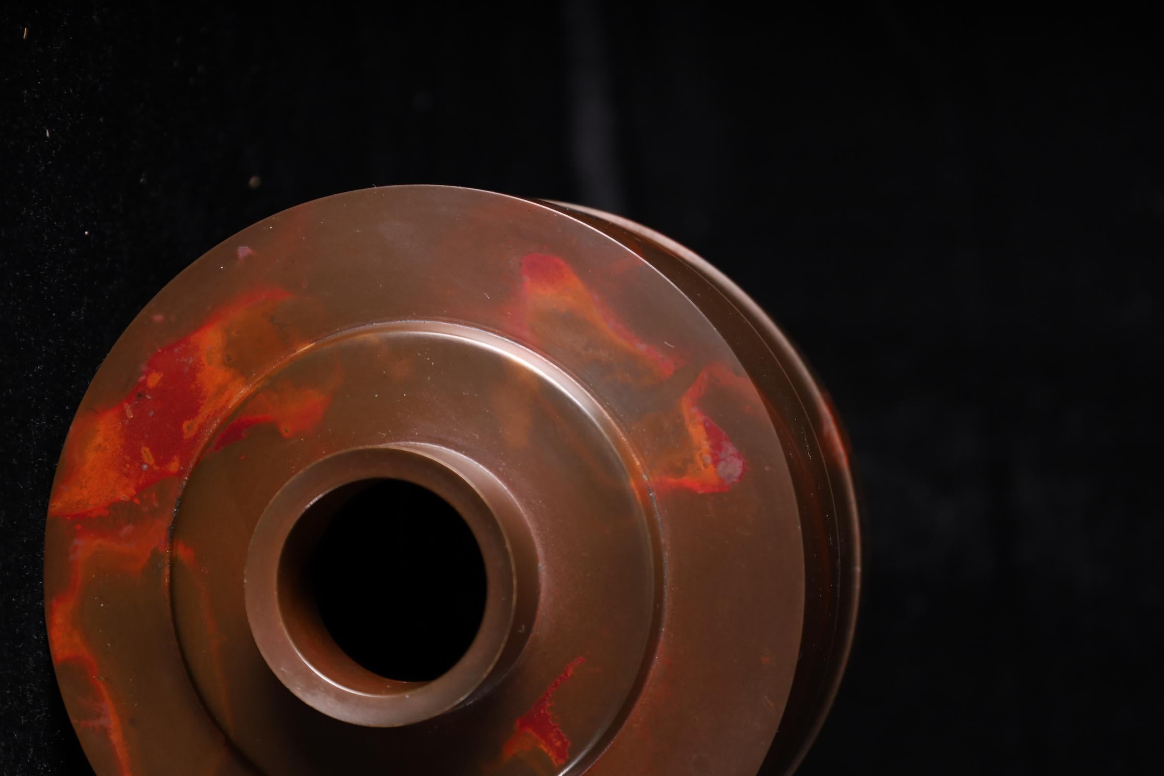 Eccezionale vaso in bronzo vermiglio di Hasuda Shūgorō, un maestro del Ja del XX secolo in vendita 6