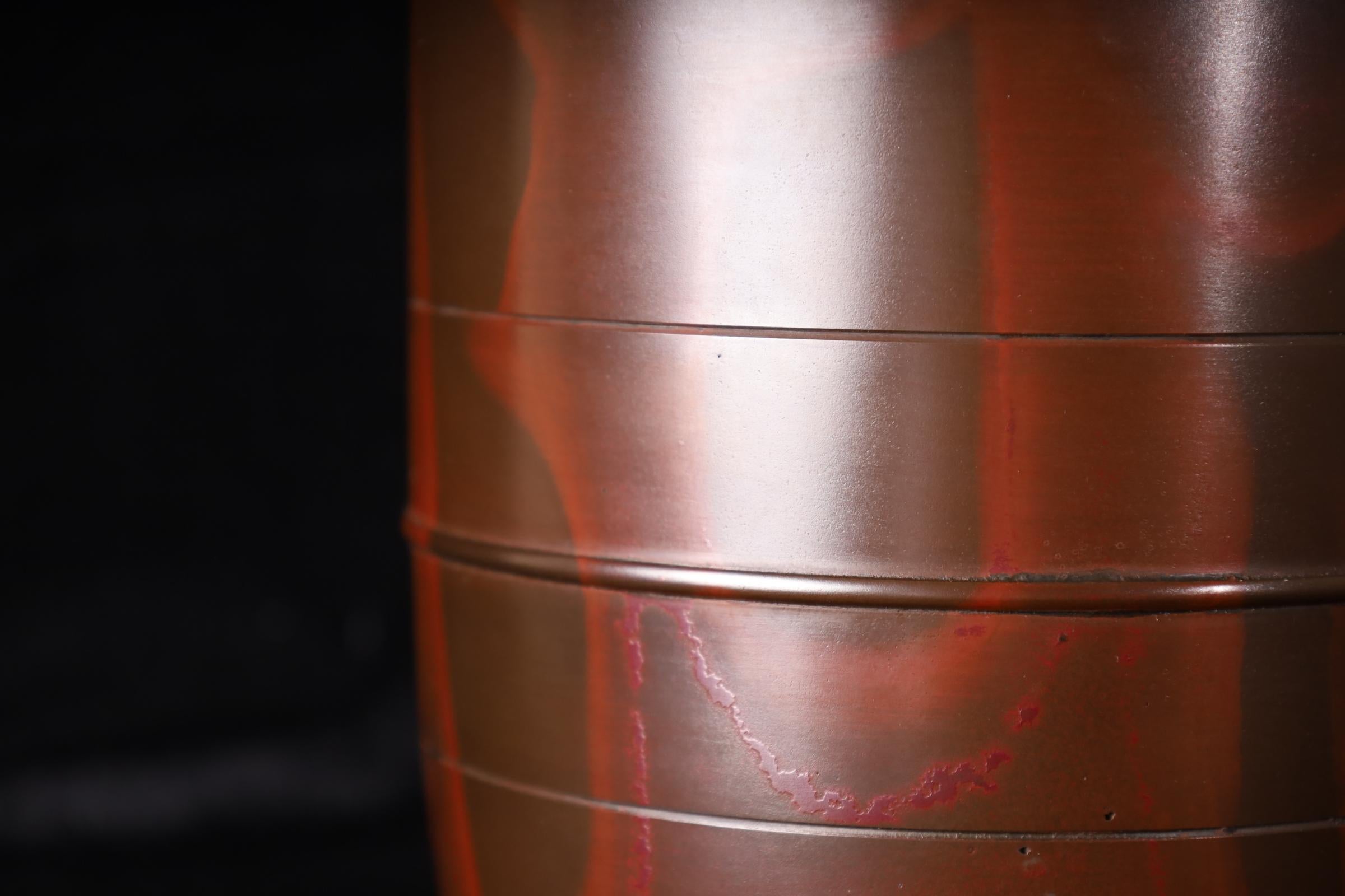 Eccezionale vaso in bronzo vermiglio di Hasuda Shūgorō, un maestro del Ja del XX secolo in vendita 11