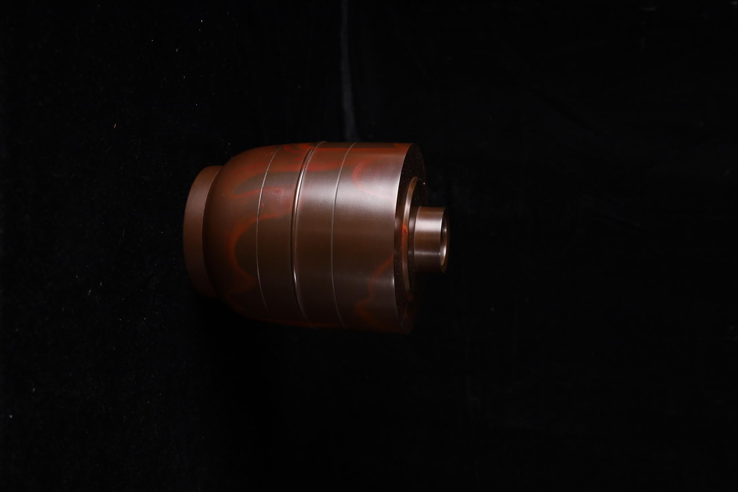Si tratta di un superbo e garantito vaso autentico in bronzo vermiglio di forma tōgata, creato dal celebre artista giapponese Hasuda Shūgorō (蓮田 修吾郎). È la quintessenza del collezionismo di utensili giapponesi per la cerimonia del tè e