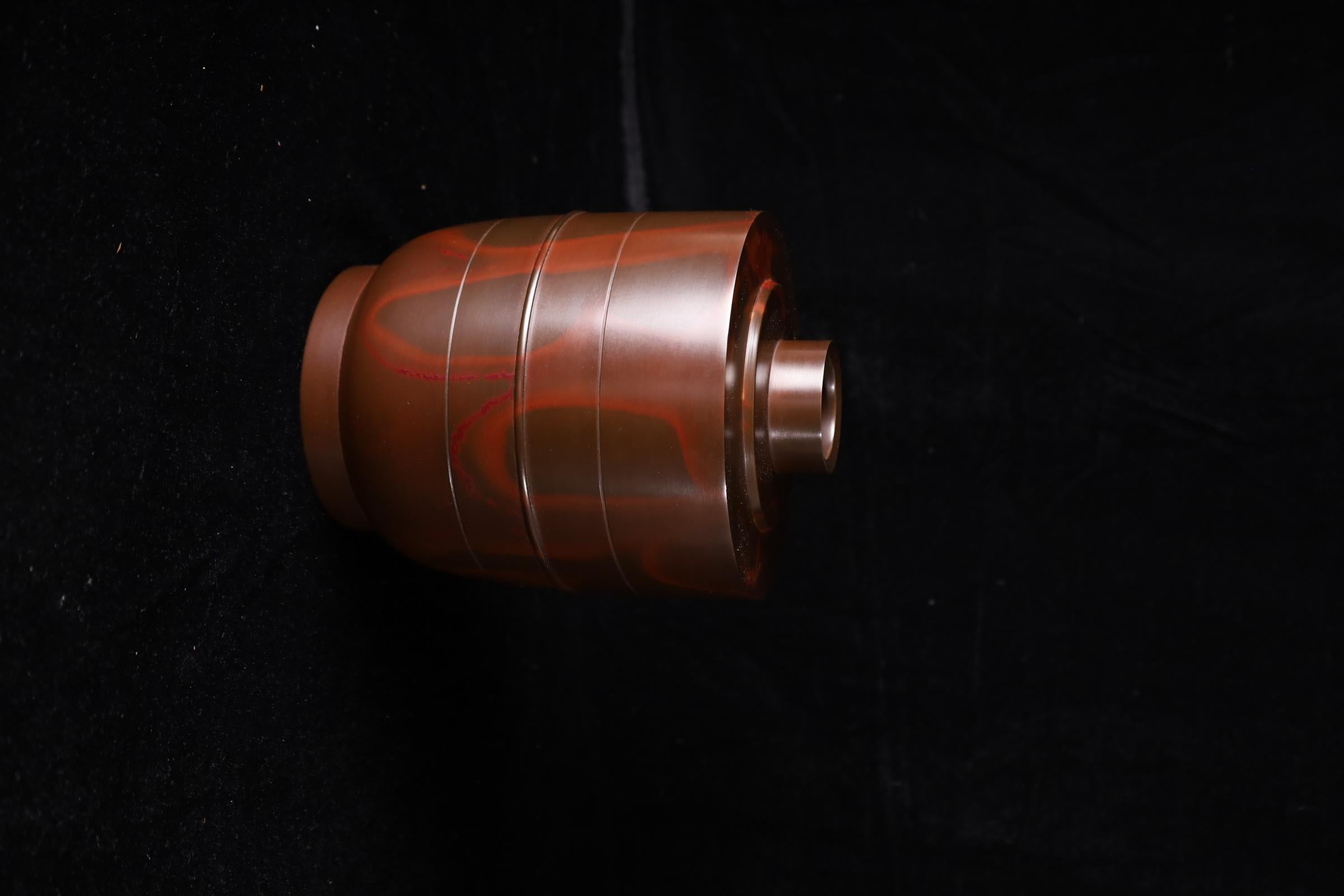 Eccezionale vaso in bronzo vermiglio di Hasuda Shūgorō, un maestro del Ja del XX secolo in vendita 1