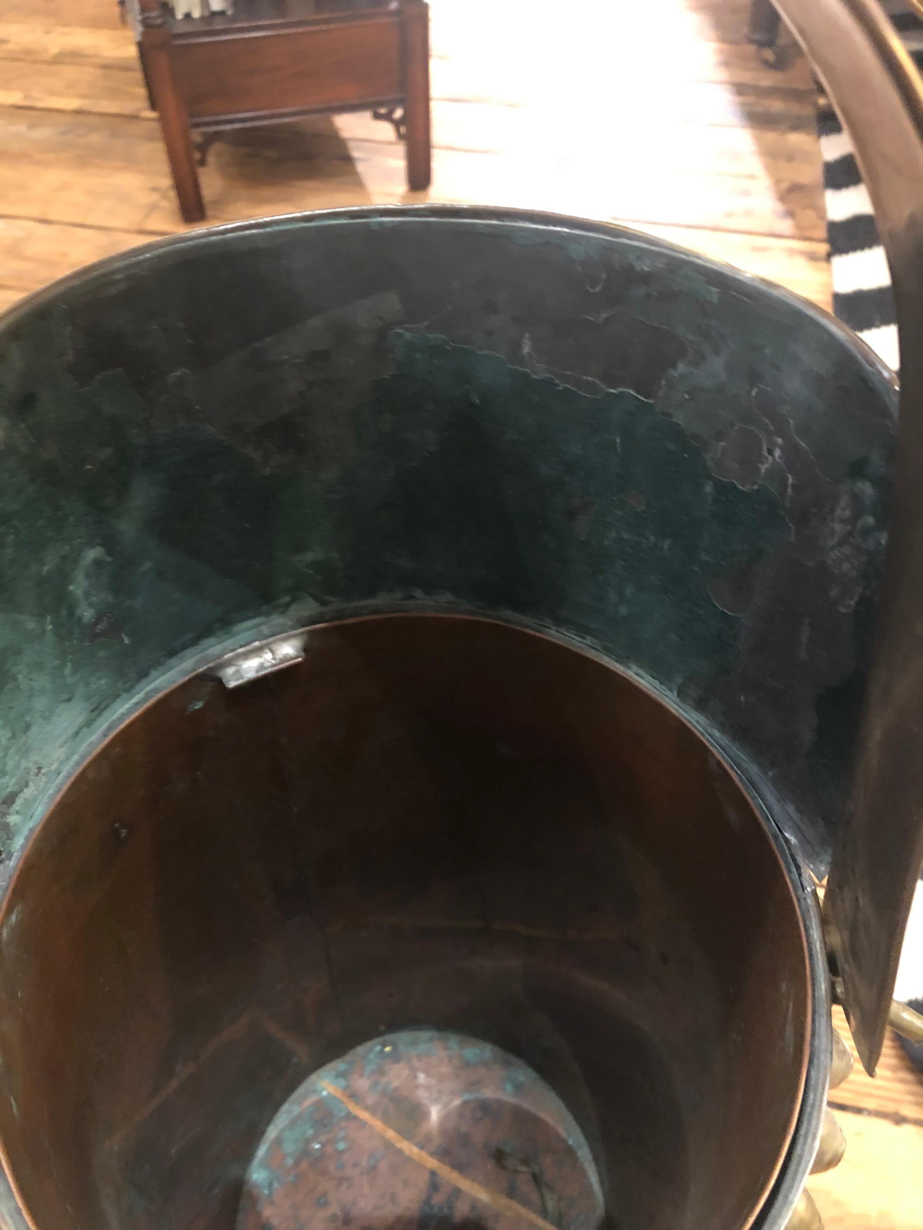 Exceptionnelle bouteille de charbon ancienne en laiton très détaillée et détaillée en vente 4