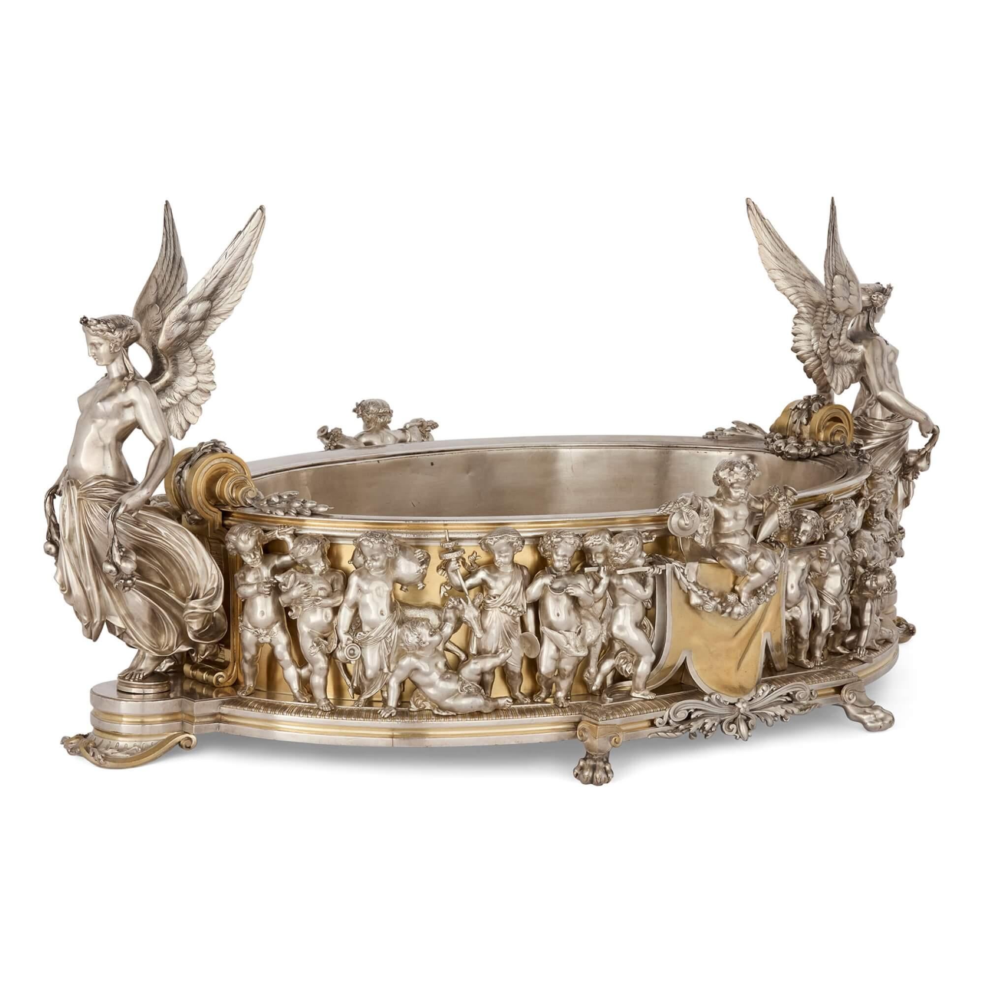 Eccezionale jardinière in ormolu e bronzo argentato molto grande di Christofle
Francese, XIX secolo
Altezza 44cm, larghezza 93cm, profondità 59cm

Questo splendido centrotavola jardinière è stato realizzato dall'azienda francese Christofle. L'opera