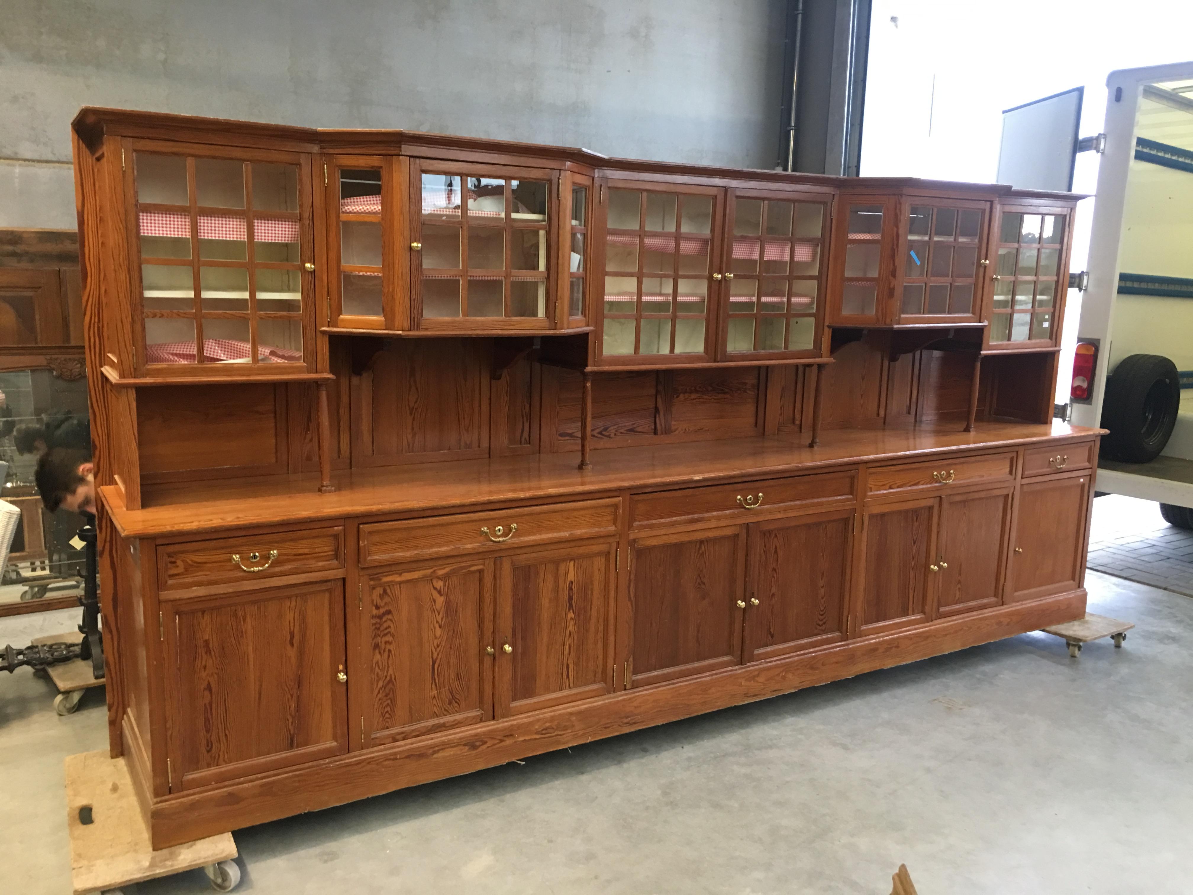 Exceptional Very Large Serving Furniture in Pitchpin, circa 1900 For Sale 4