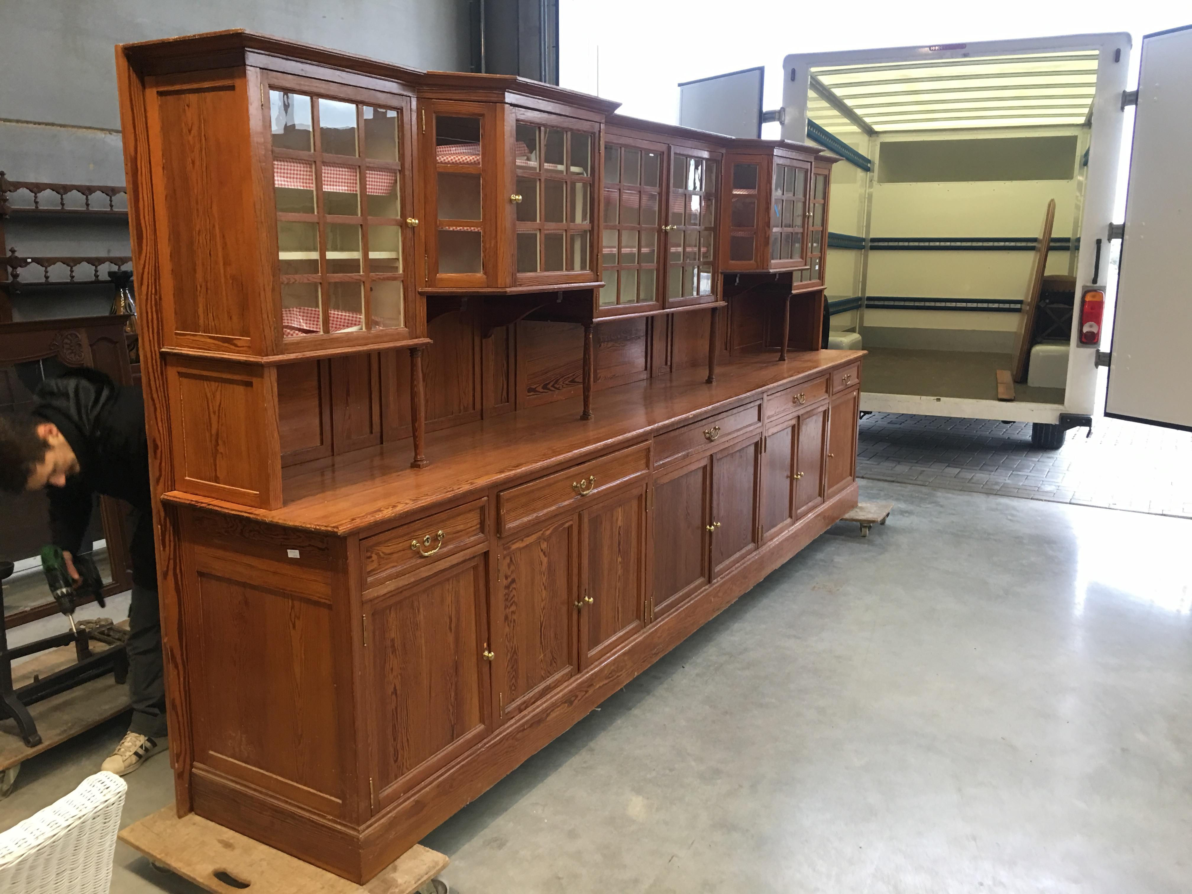 Exceptional Very Large Serving Furniture in Pitchpin, circa 1900 In Good Condition For Sale In Saint-Ouen, FR