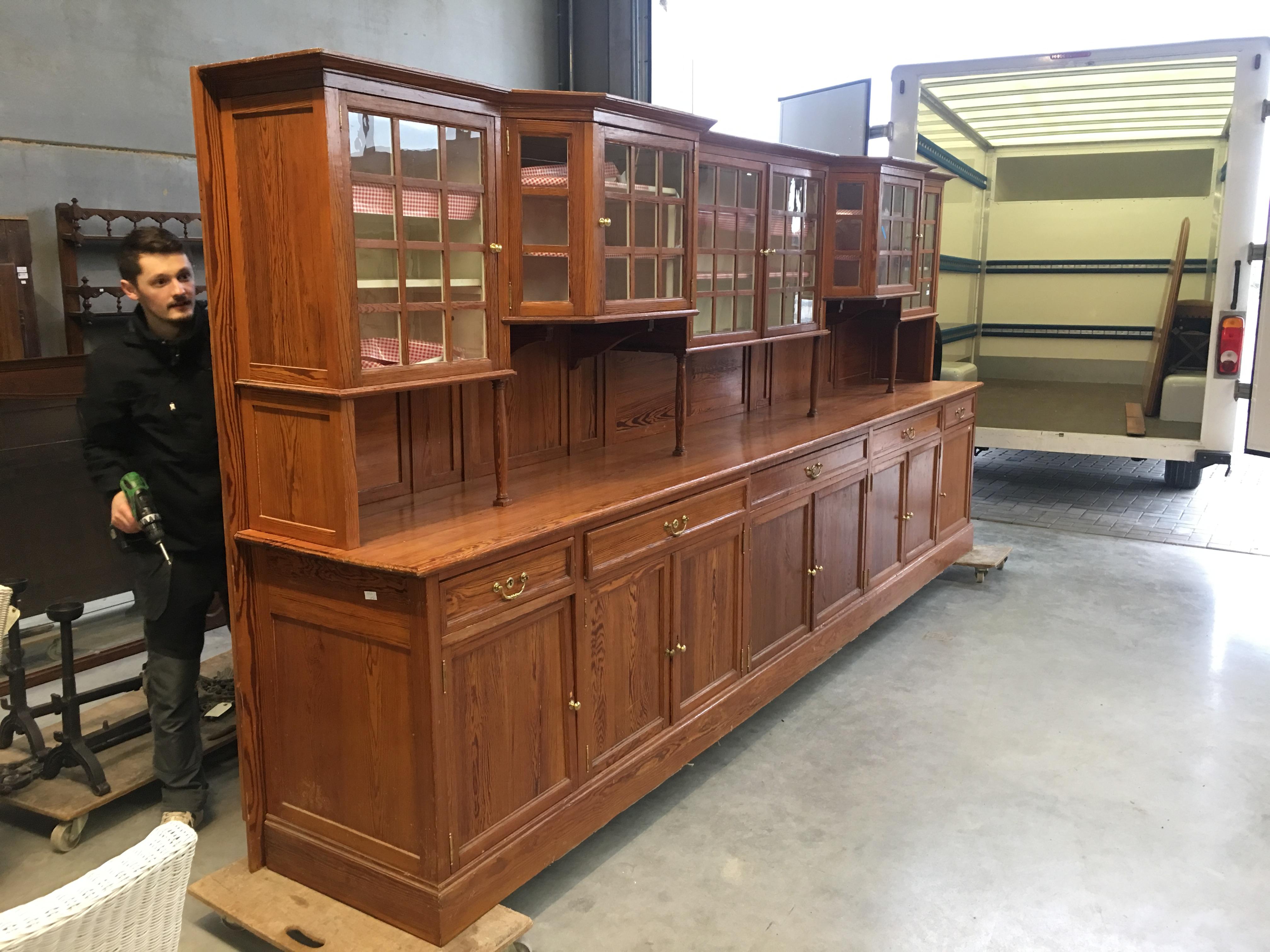 Exceptional Very Large Serving Furniture in Pitchpin, circa 1900 For Sale 2