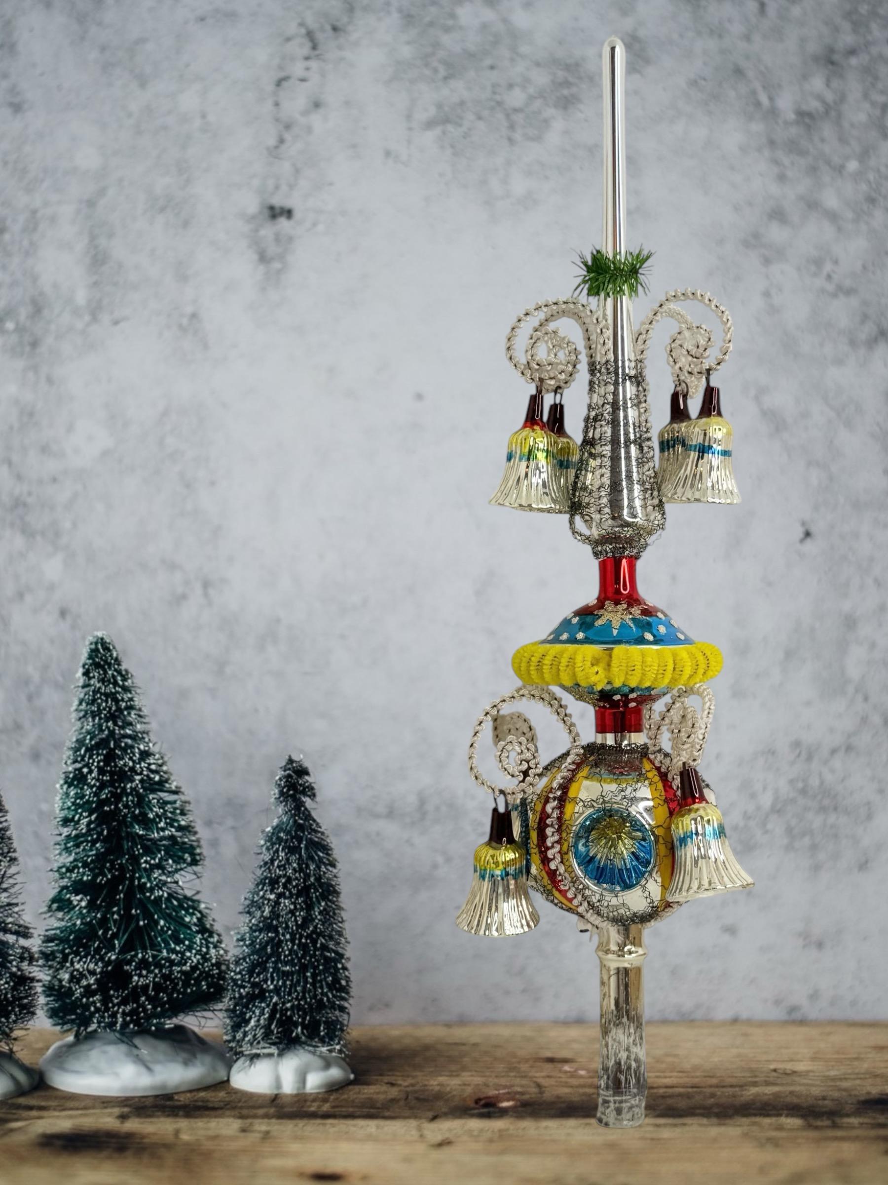 Eine seltene große Federbaum-Glas-Weihnachtsbaumspitze. Er ist aus mundgeblasenem Glas gefertigt und wäre eine tolle antike Ergänzung für Ihren Weihnachts- oder Federbaum. Gefunden bei einem Nachlassverkauf in Nürnberg, Deutschland. Wird in der