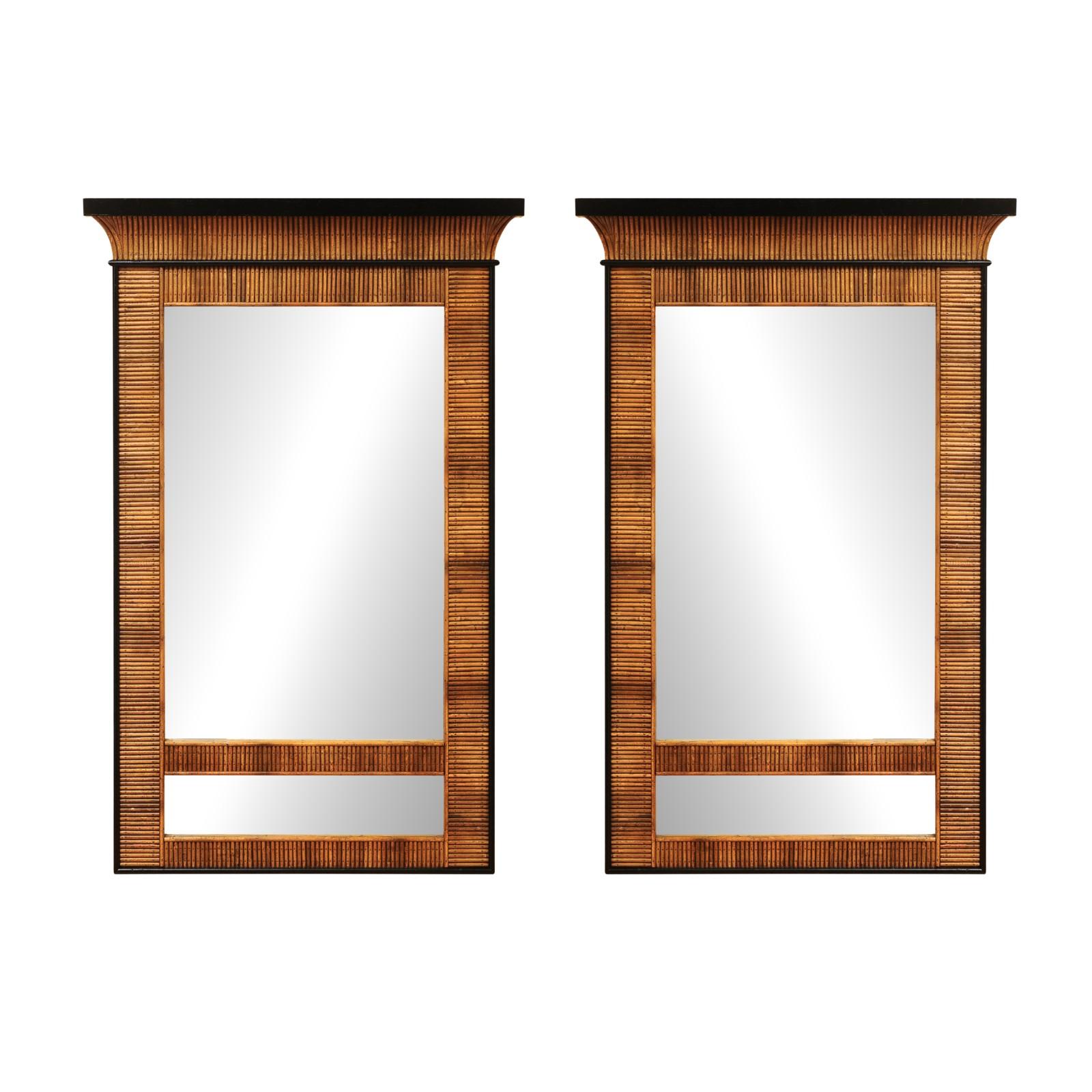 Unvergesslicher Spiegel aus Bambus mit hohem Stil, um 1975. Schöne Form A aus Hartholz, furniert mit Bambusrohr und schwarz lackierten Akzenten. Exquisites Design, Maßstab und Handwerkskunst - bis zur absoluten Perfektion gealtert. Ein dramatischer