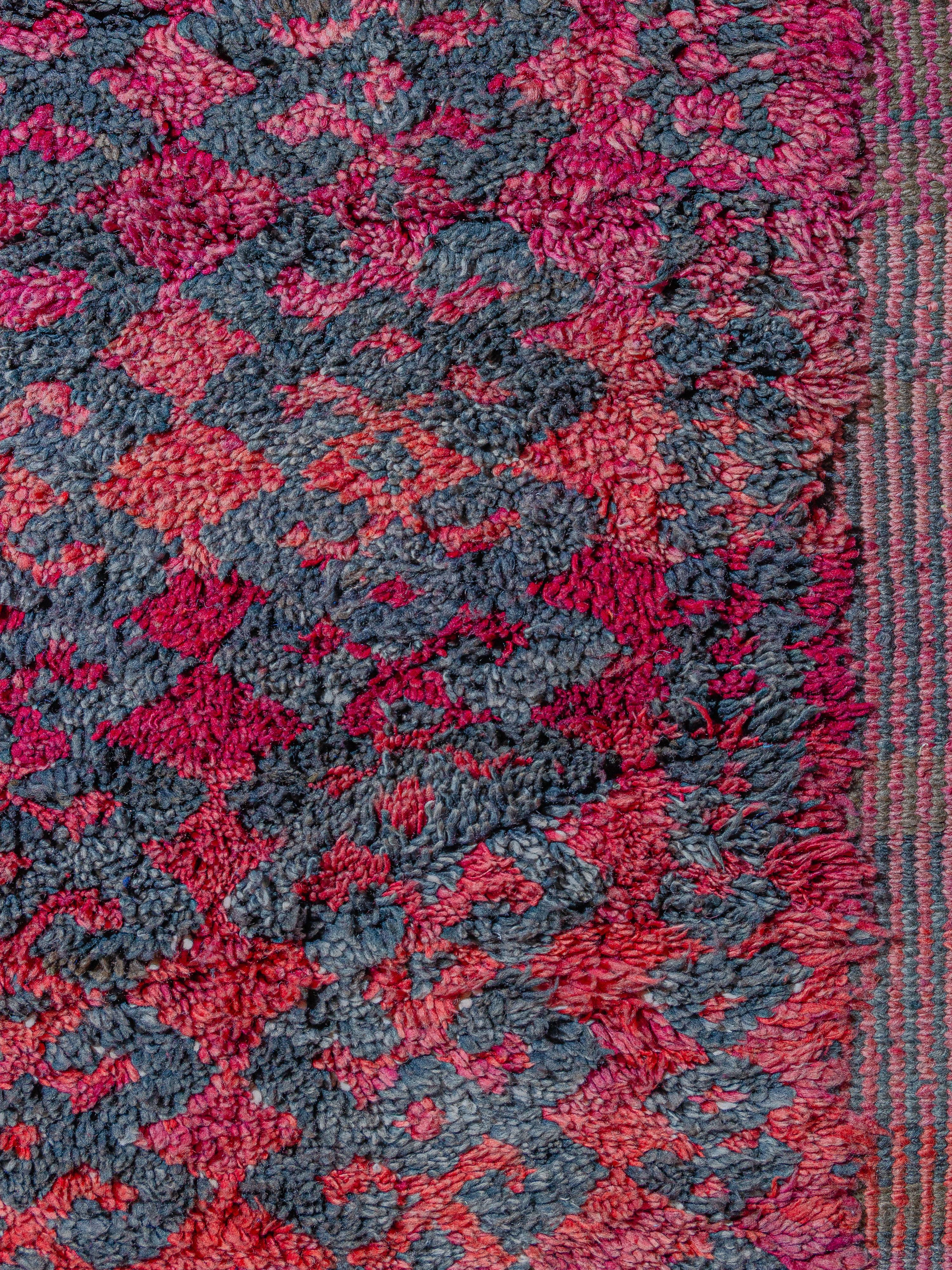 Ein auffälliges marokkanisches Aït Bou Ichaouen im Vintage-Stil mit einem Gesamtmuster aus weiblichen Fruchtbarkeitsmotiven. Die Formen sind in übersichtlichen Bändern angeordnet und bilden so wiederkehrende vertikale Ketten. Die Grundfarbe
