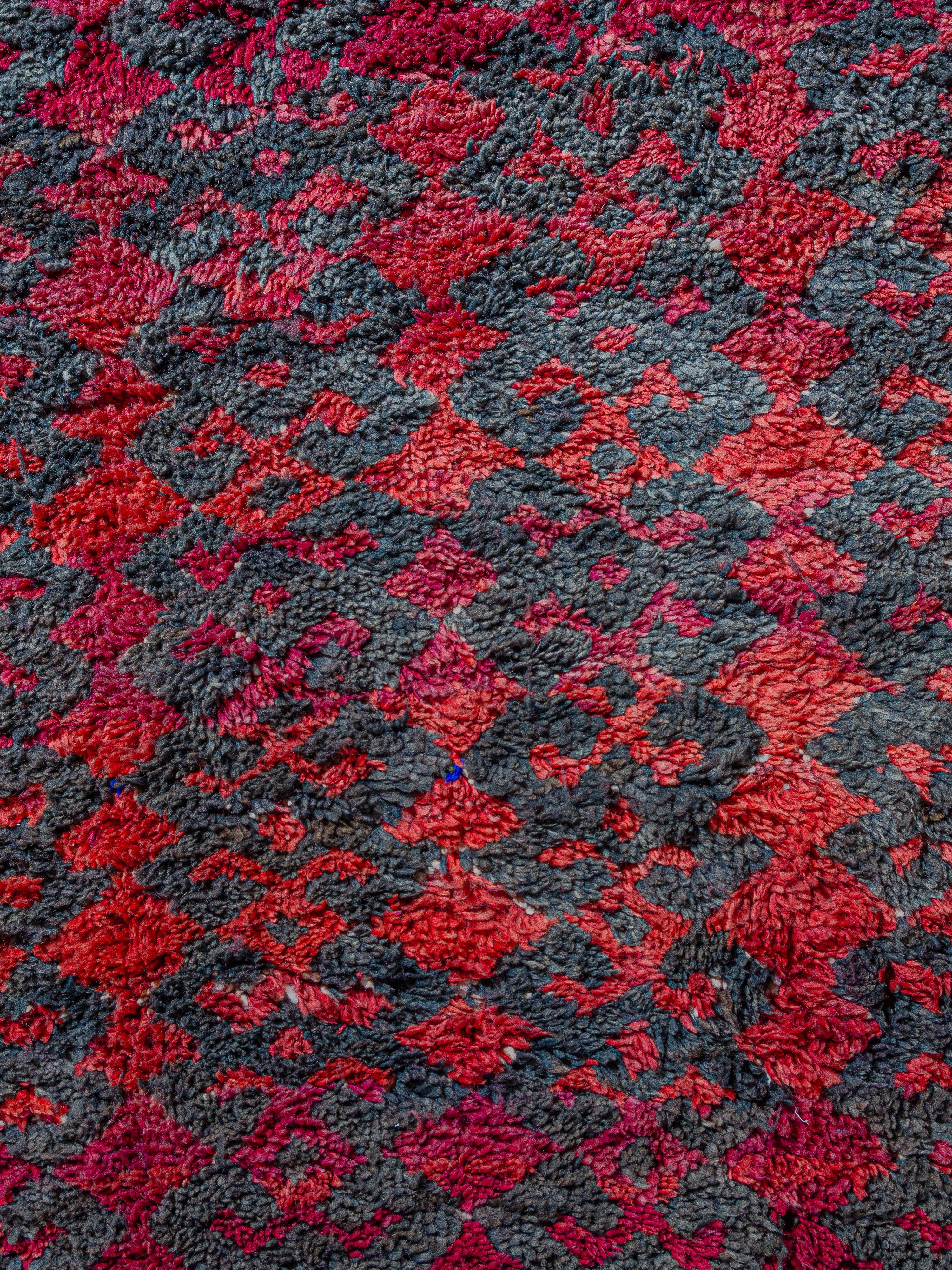 Seltene Vintage Berber Aït bou Ichaouen Talsint Teppich Curated By Breuckelen Berber (Stammeskunst) im Angebot