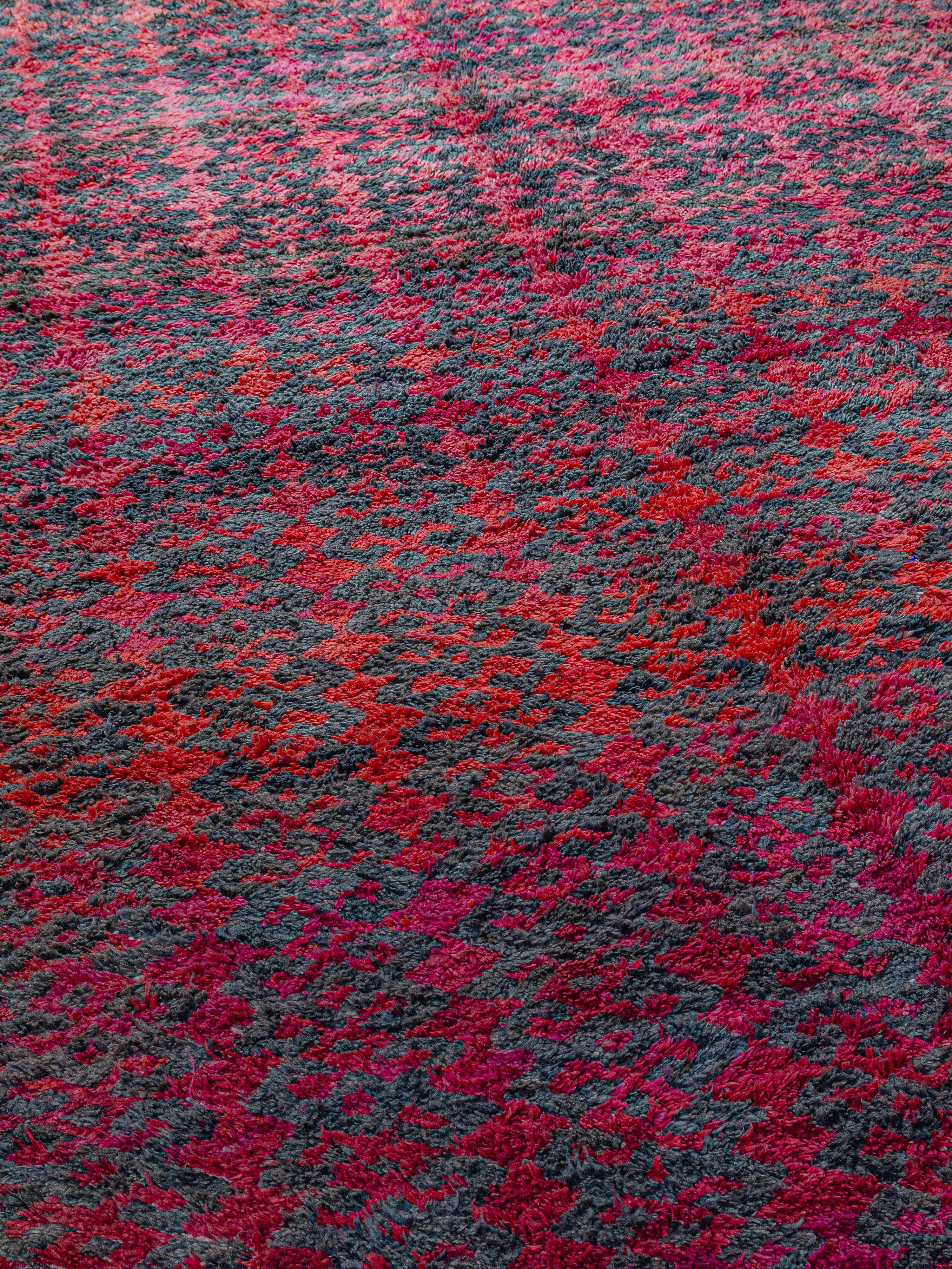 Seltene Vintage Berber Aït bou Ichaouen Talsint Teppich Curated By Breuckelen Berber (Marokkanisch) im Angebot