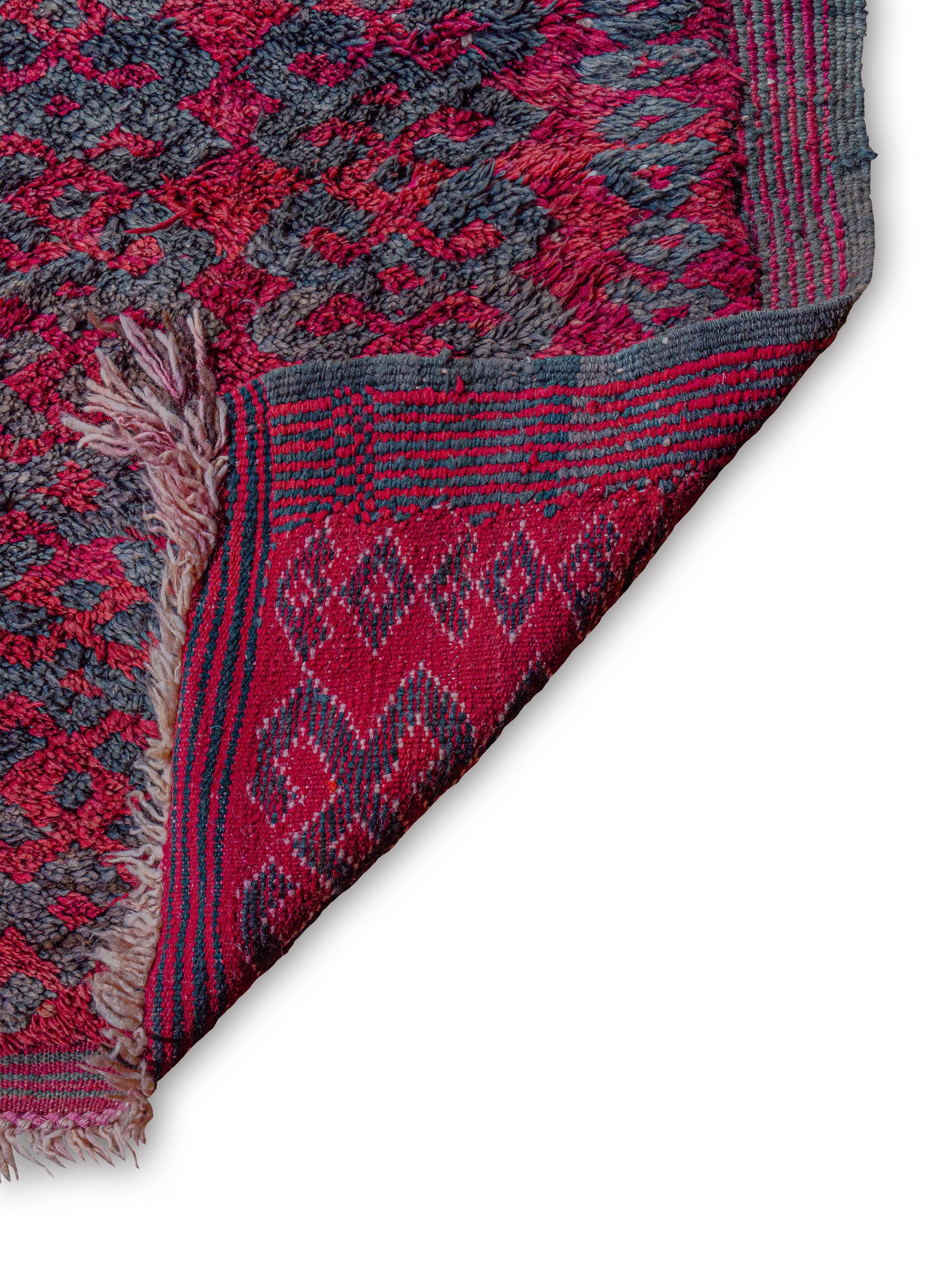 Seltene Vintage Berber Aït bou Ichaouen Talsint Teppich Curated By Breuckelen Berber (Wolle) im Angebot