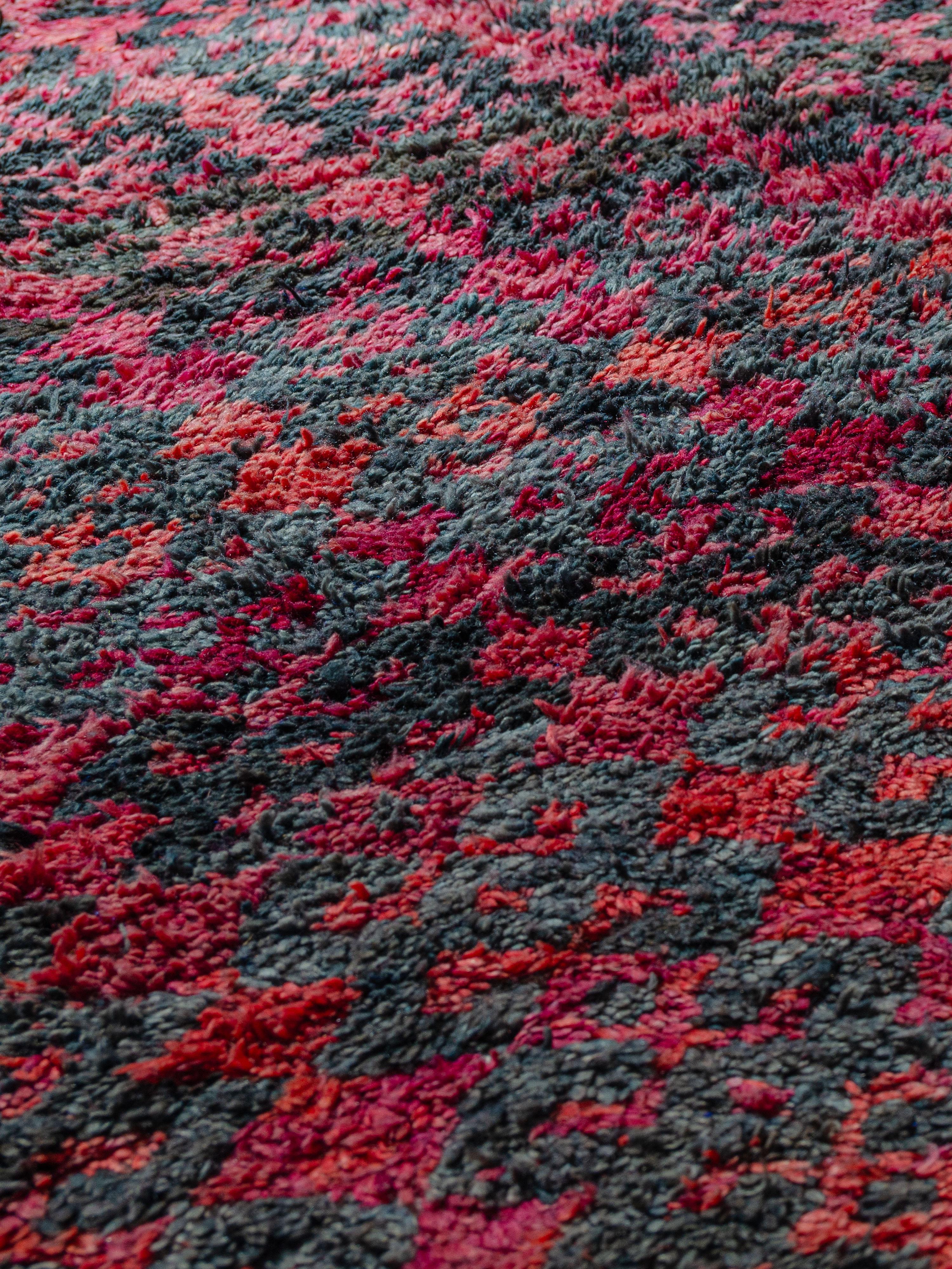 Seltene Vintage Berber Aït bou Ichaouen Talsint Teppich Curated By Breuckelen Berber (Mitte des 20. Jahrhunderts) im Angebot