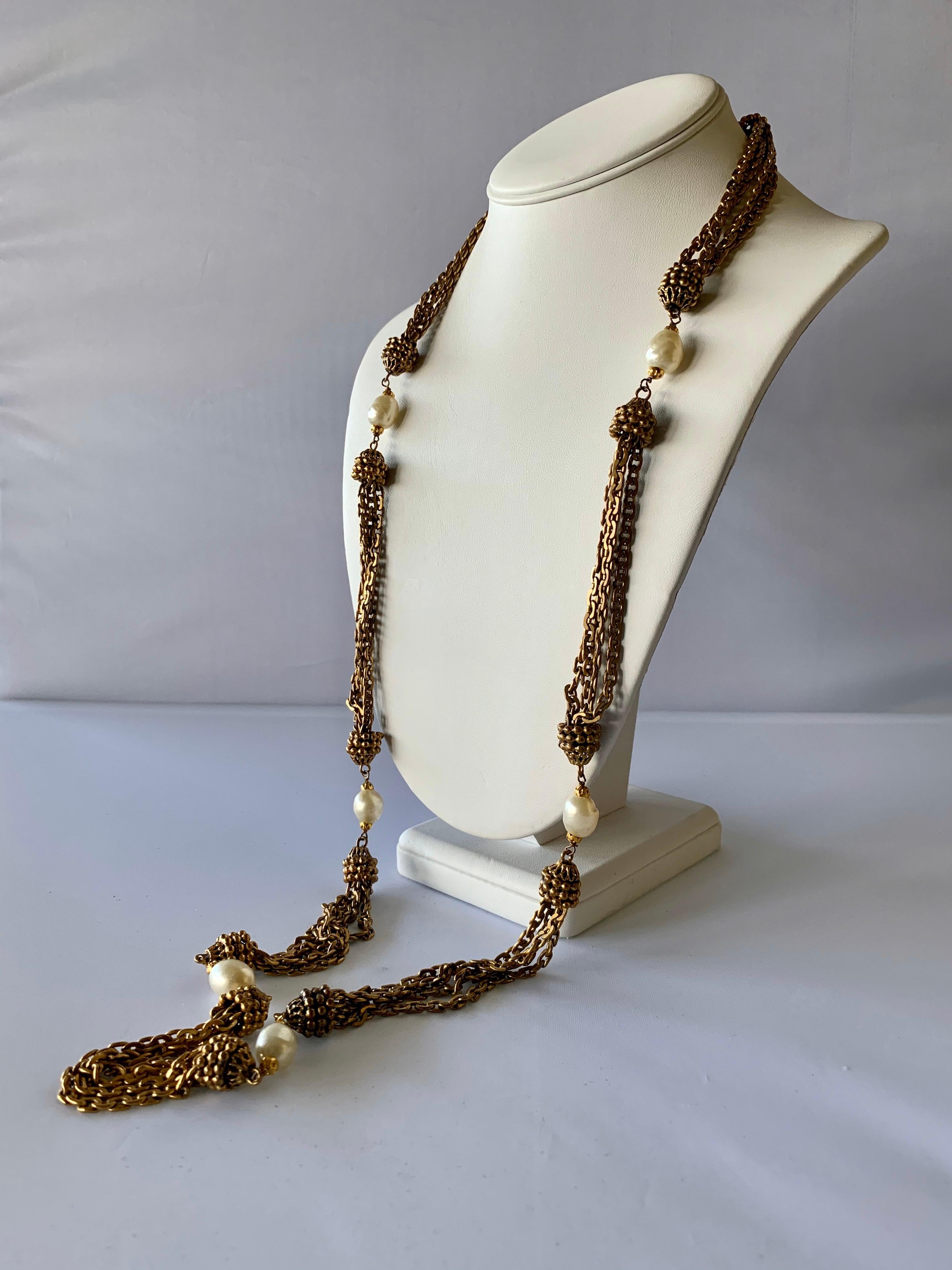 Exceptional Vintage Gilt Faux Pearl Coco Chanel Sautoir  In Excellent Condition In Palm Springs, CA