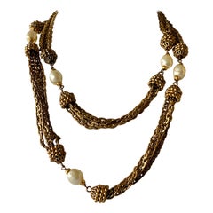 Exceptionnel sautoir vintage Coco Chanel en fausses perles dorées 