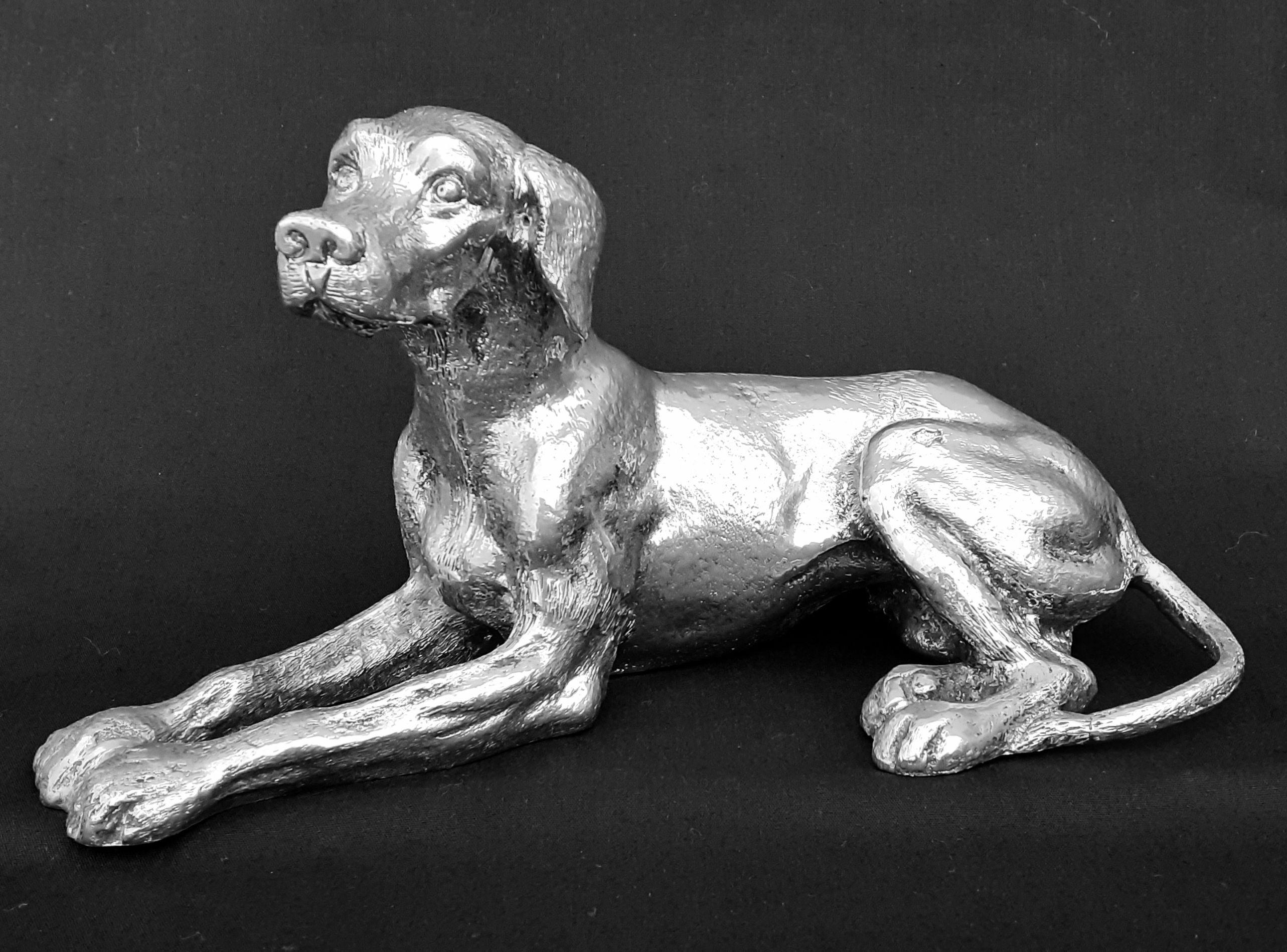 Erstaunlich und selten Authentic GUCCI Bronze

Form eines liegenden Hundes

Vintage-Artikel aus den 70/80er Jahren

Hergestellt aus Bronze

Farbgebung: silbern

