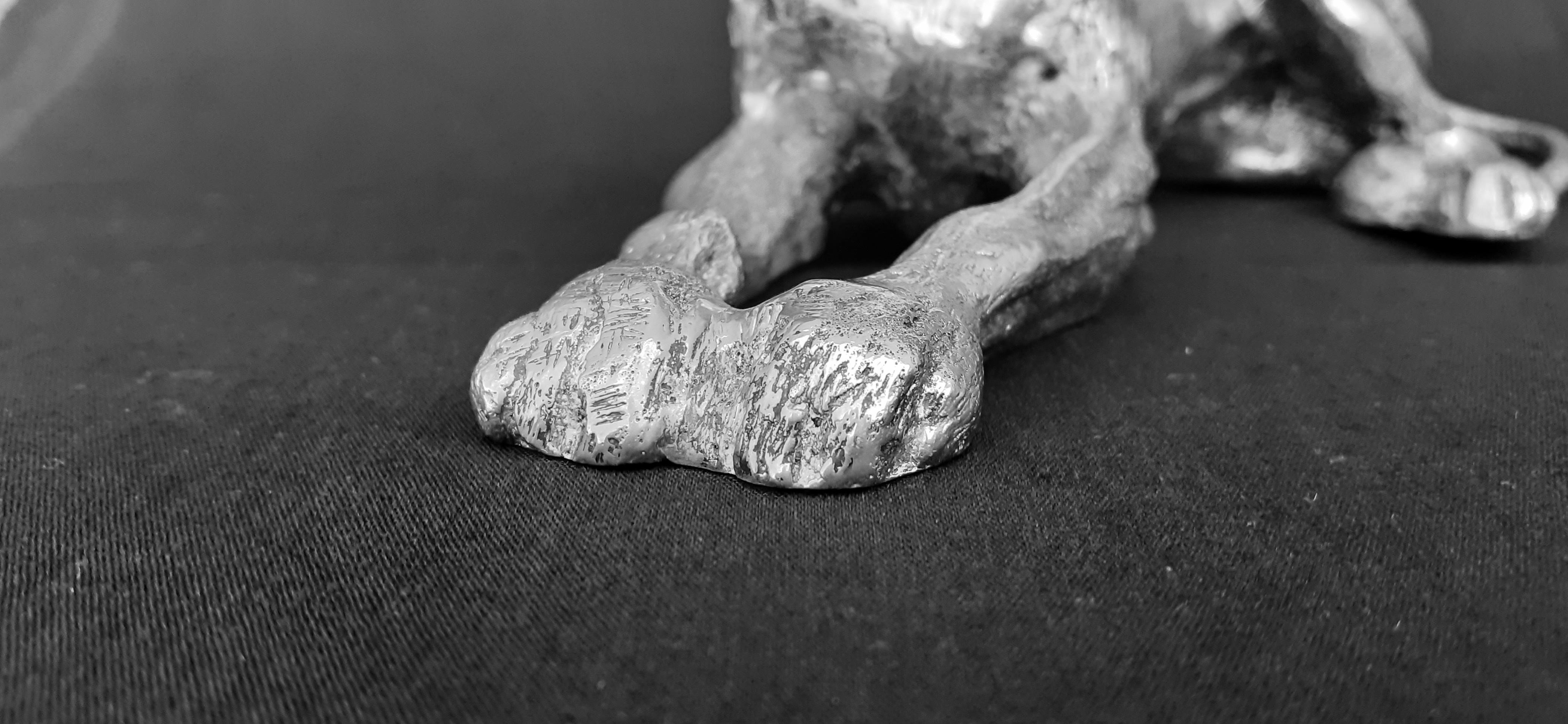 Außergewöhnliche Vintage GUCCI Hunde-Skulptur aus Bronze (Grau) im Angebot
