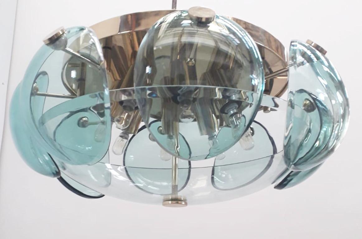 Außergewöhnliche italienische Vintage-Leuchte mit 8 abgeschrägten, gewölbten Gläsern und abgeschrägtem Bodendiffusor aus Glas, montiert auf poliertem Messingrahmen, entworfen von Crystal Art um 1960, hergestellt in Italien.