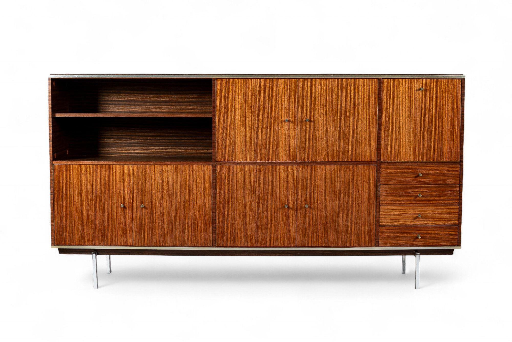 Questo eccezionale mobile da parete in teak vintage della metà del secolo scorso è stato realizzato in Francia nel 1970 circa. Questo grande mobile francese ha proporzioni eleganti, linee pulite e un'estetica minimalista, ed è ben realizzato in