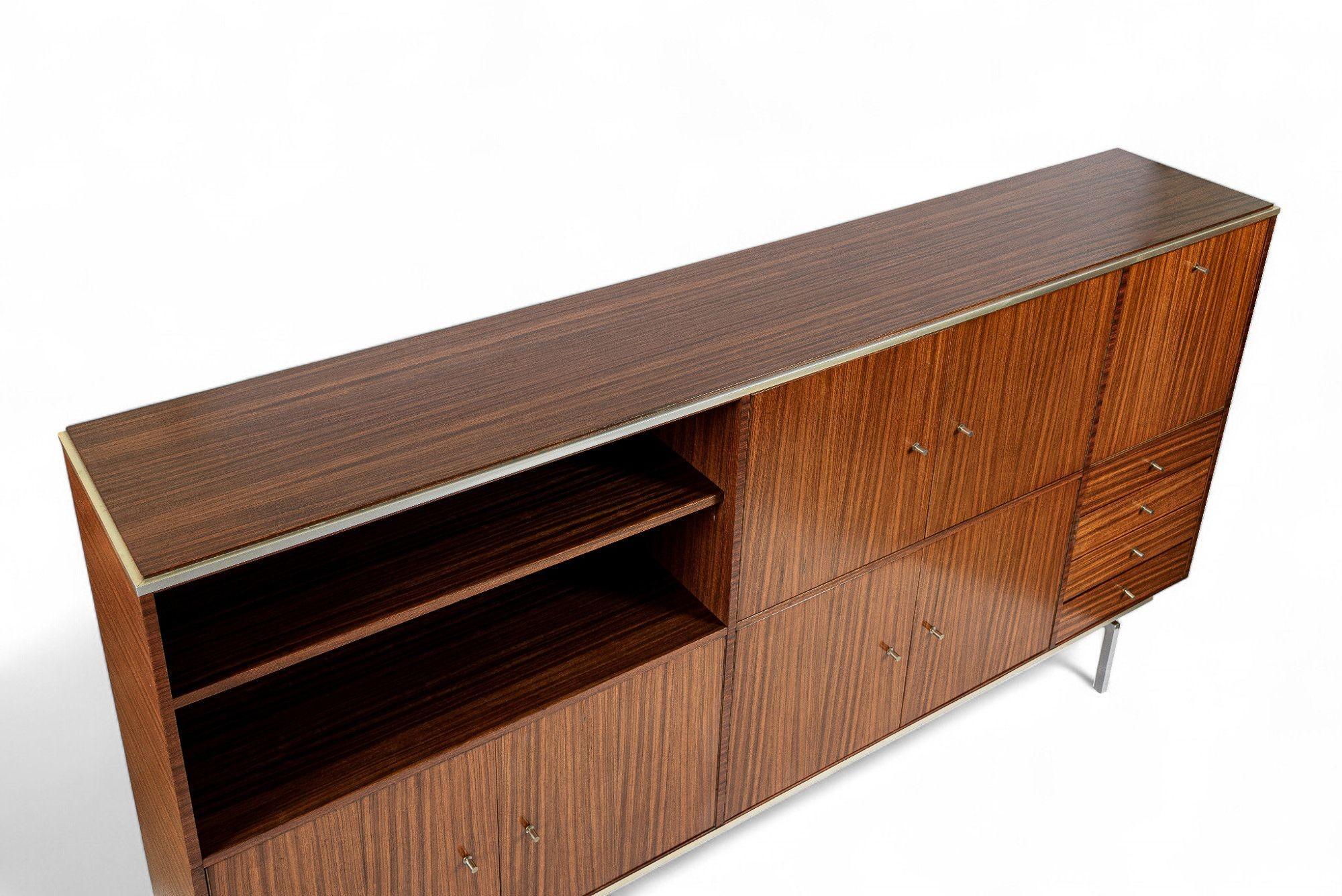 Francese Eccezionale mobile da parete in teak francese della metà del secolo scorso in vendita