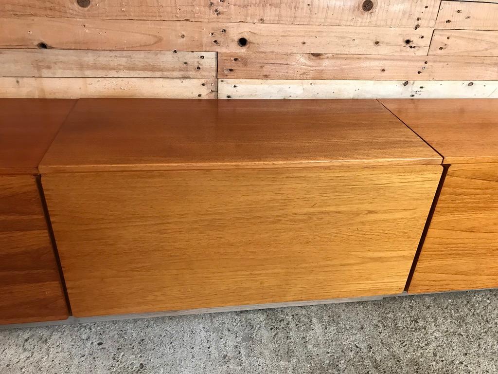 Exceptional Vintage Totally Free-Hanging XXL Teak 1960 Retro Credenza/Sideboard In Good Condition In Markington, GB