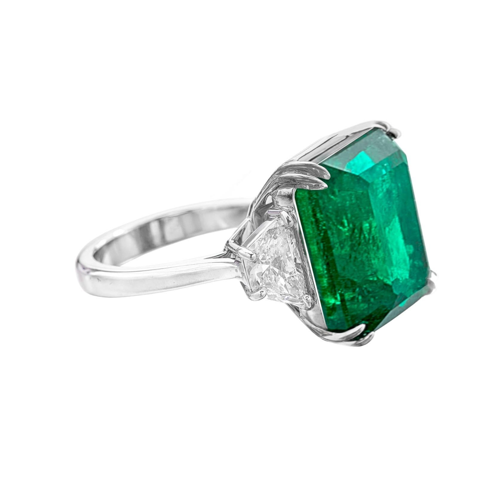 An exquisite and very large 10 carat green emerald set with two side trapezoid diamonds with a total weight of 1 carats 

the side diamonds are very high quality as well F color VS/VVS clarity

the ring has been set in solid 18 carats white